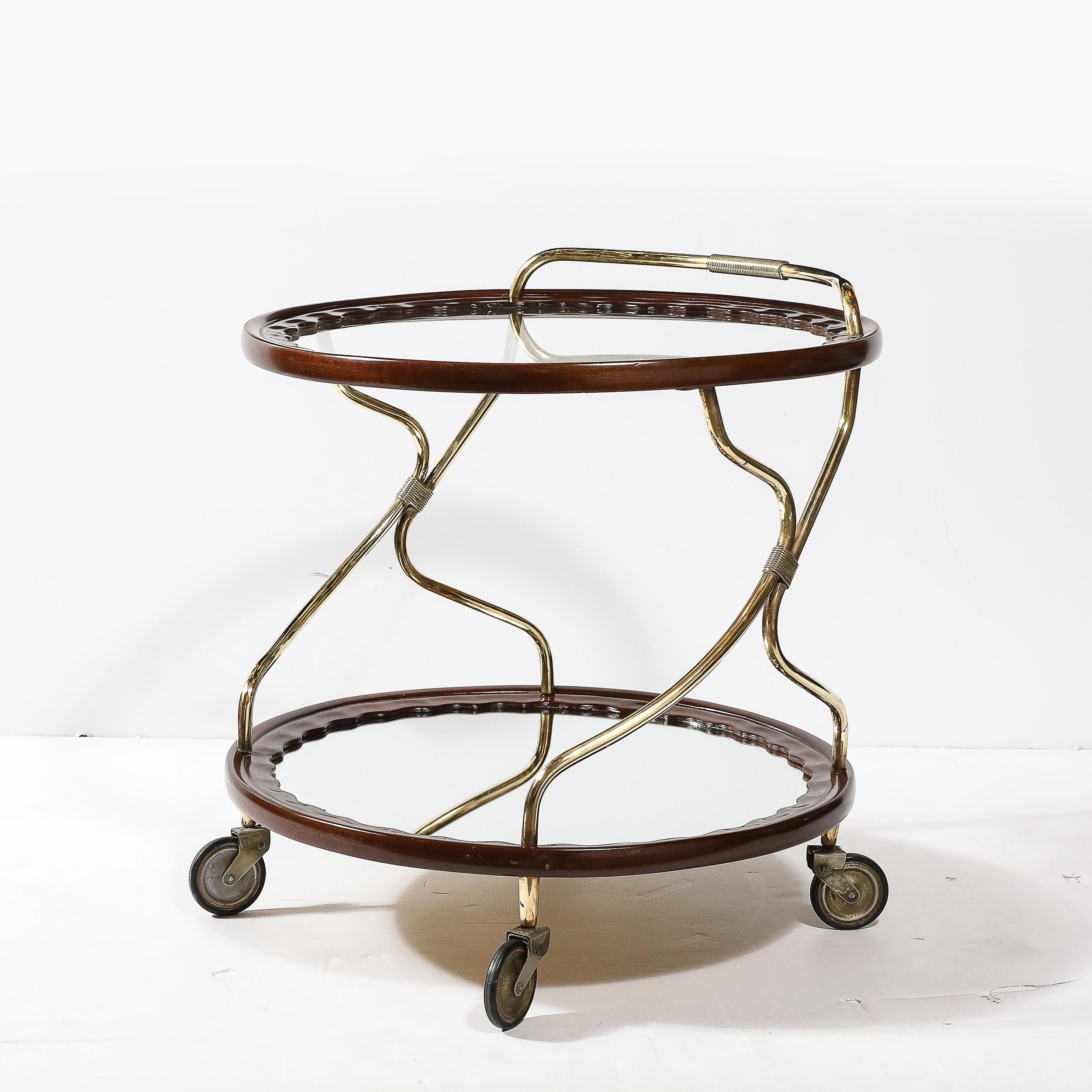 Milieu du XXe siècle Chariot de service à deux étages en noyer, laiton poli et verre, moderniste du milieu du siècle en vente