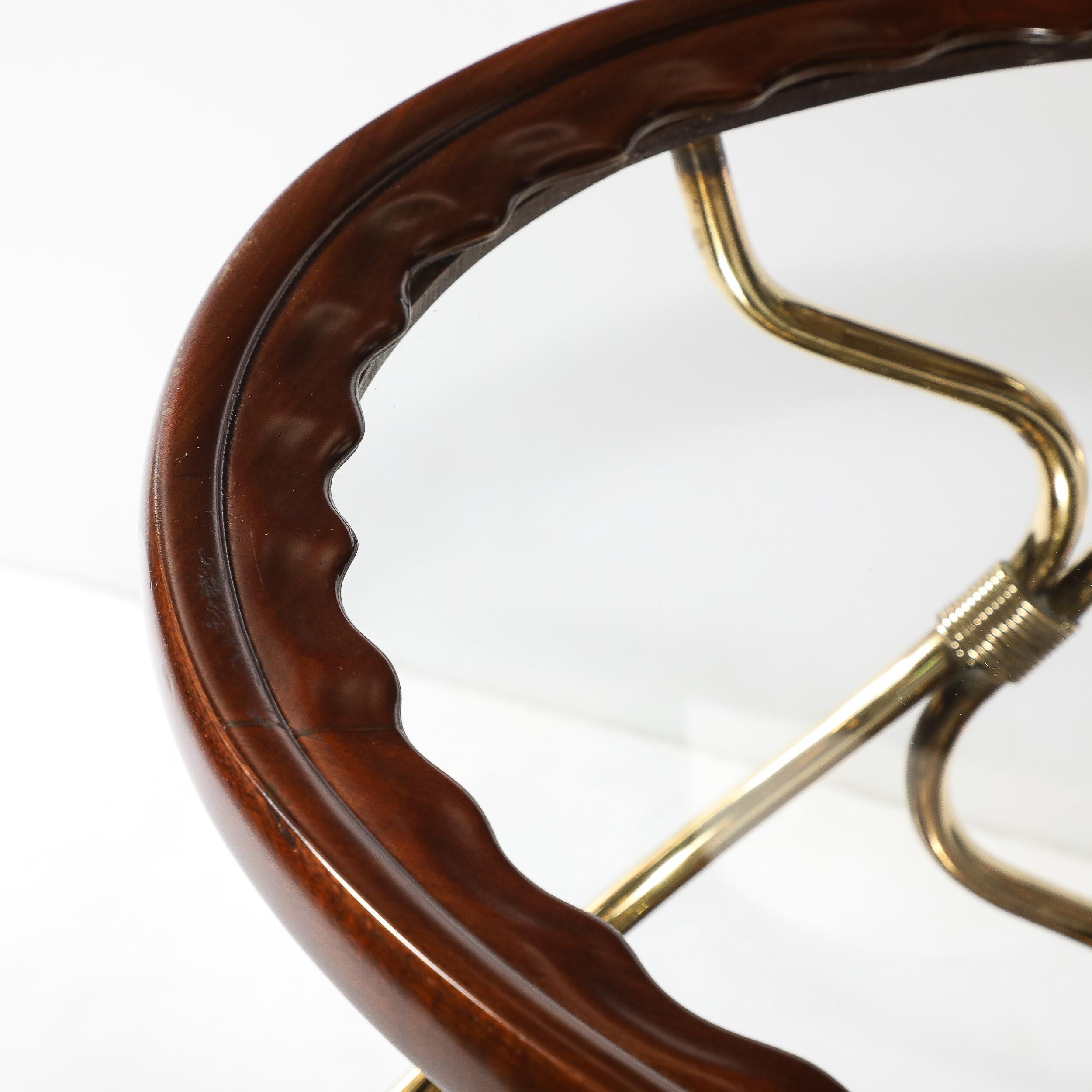 Laiton Chariot de service à deux étages en noyer, laiton poli et verre, moderniste du milieu du siècle en vente