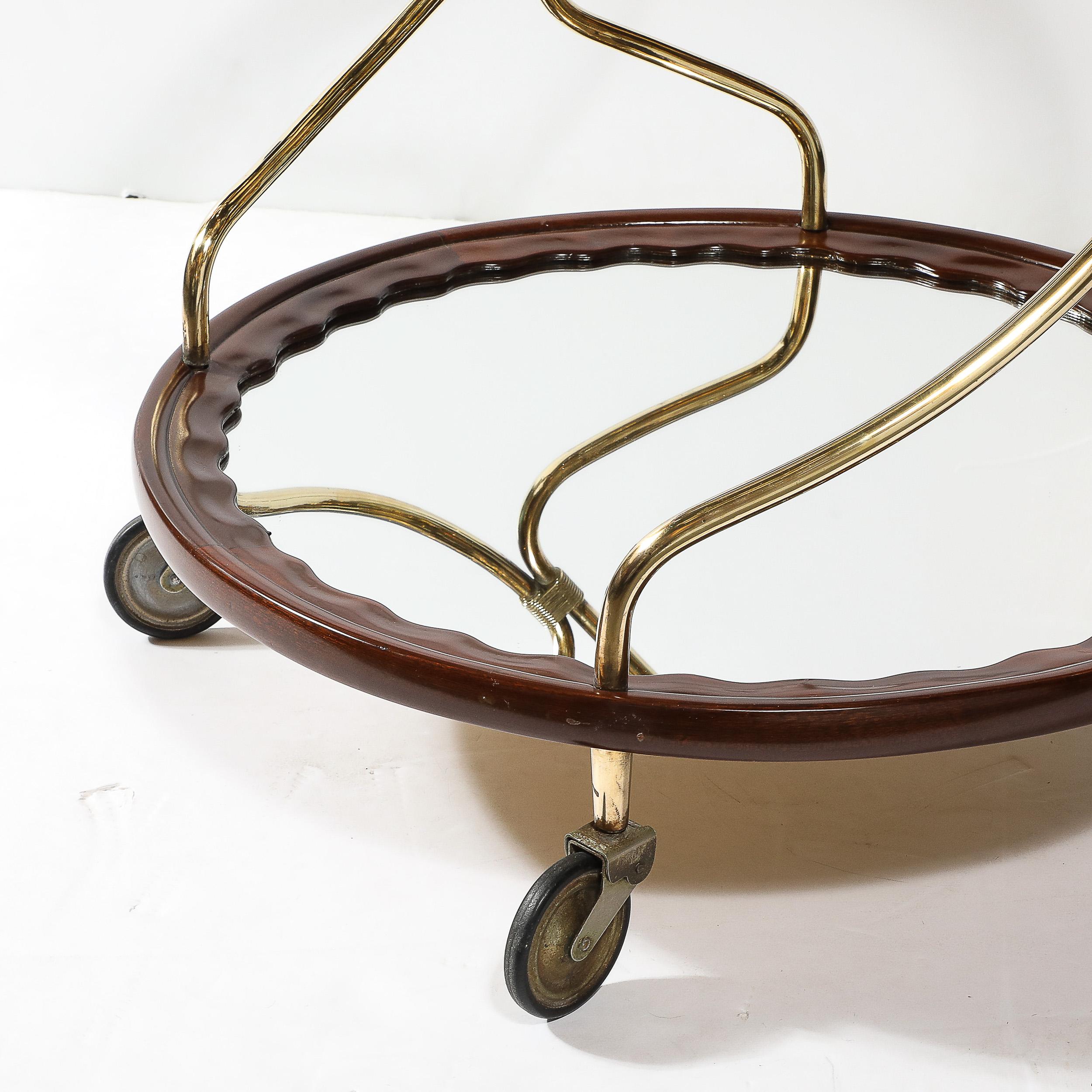 Chariot de service à deux étages en noyer, laiton poli et verre, moderniste du milieu du siècle en vente 1