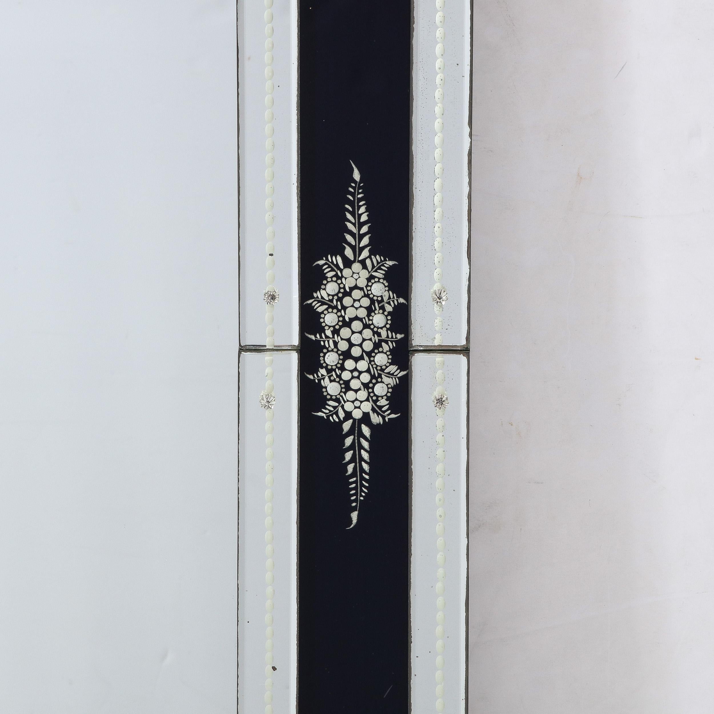 Modernistischer Spiegel im venezianischen Stil aus der Jahrhundertmitte mit umgekehrter Ätzung  im Zustand „Hervorragend“ im Angebot in New York, NY