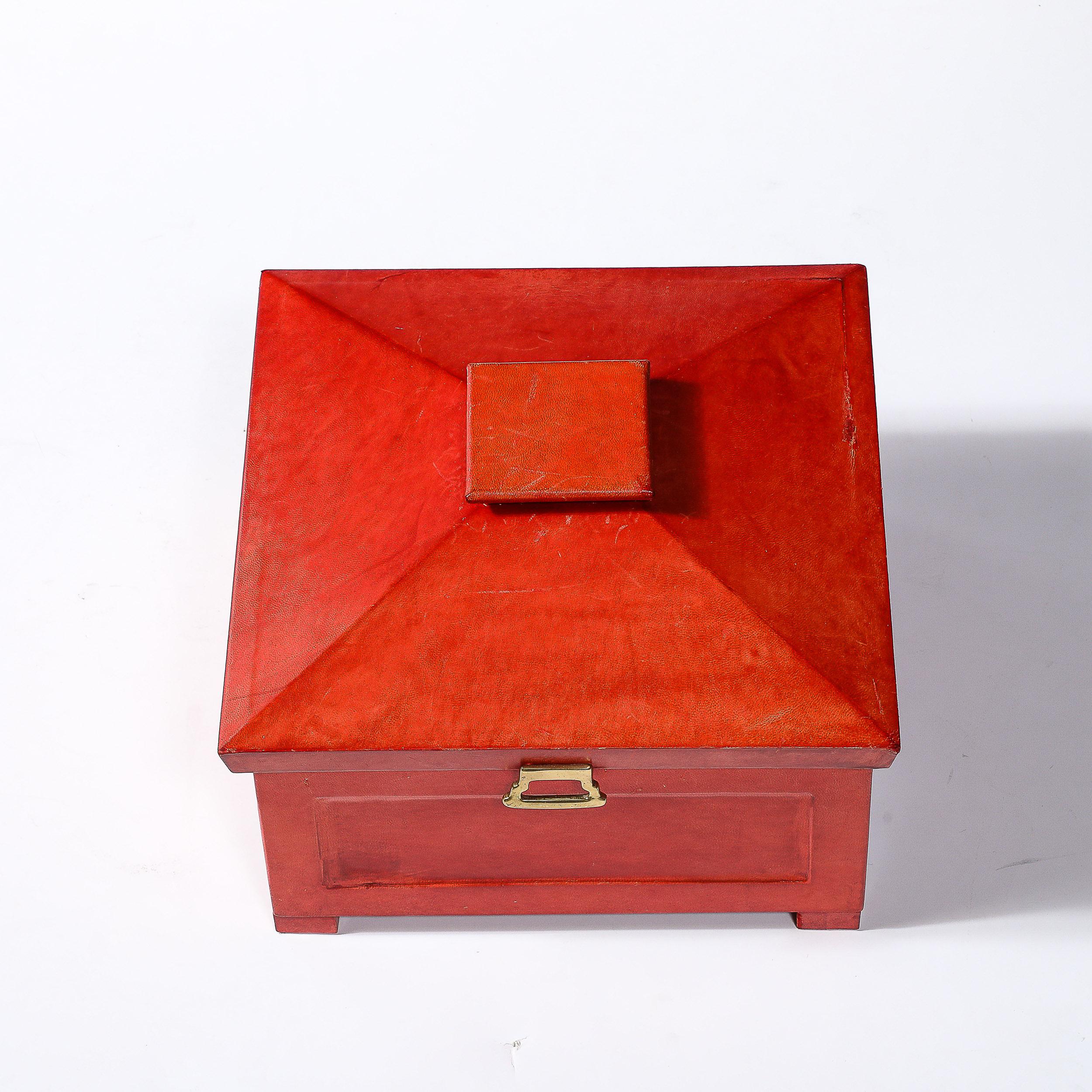 Esta exquisita caja modernista de mediados de siglo de piel de cabra lacada en rojo bermellón de Karl Springer, fabricada en Estados Unidos hacia 1980, es un buen ejemplo del reconocido arte y la atención al detalle del diseñador. La caja de