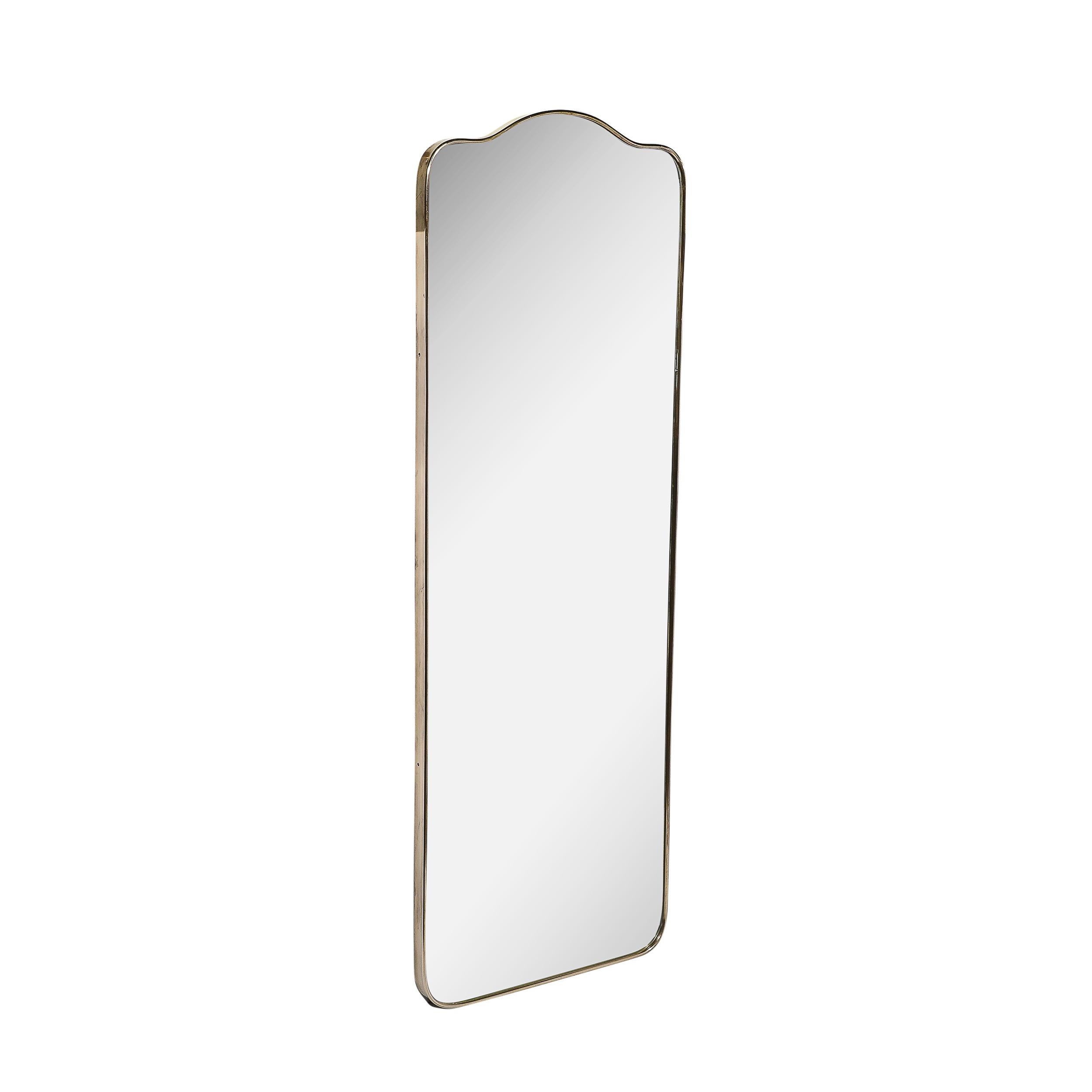 Ce miroir vertical minimaliste et magnifiquement réalisé, de style moderniste du milieu du siècle, enveloppé de laiton et orné d'un arc arrondi, provient d'Italie, vers 1960. Elle présente une silhouette étonnante avec un beau motif d'arcs courbes