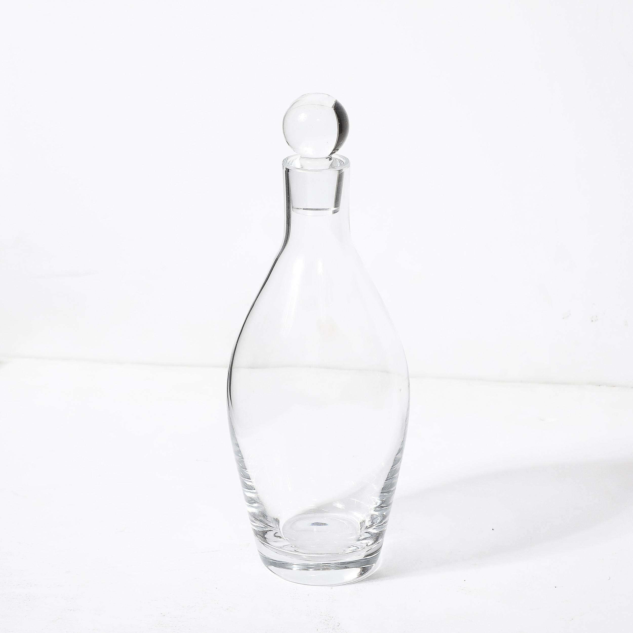 Diese Kristallkaraffe von Villeroy & Boch aus der Jahrhundertmitte ist ein Beispiel für die elegante und raffinierte Designästhetik der 1960er Jahre. Mit seiner minimalistischen Form und dem markanten kugelförmigen Verschluss verkörpert das Stück