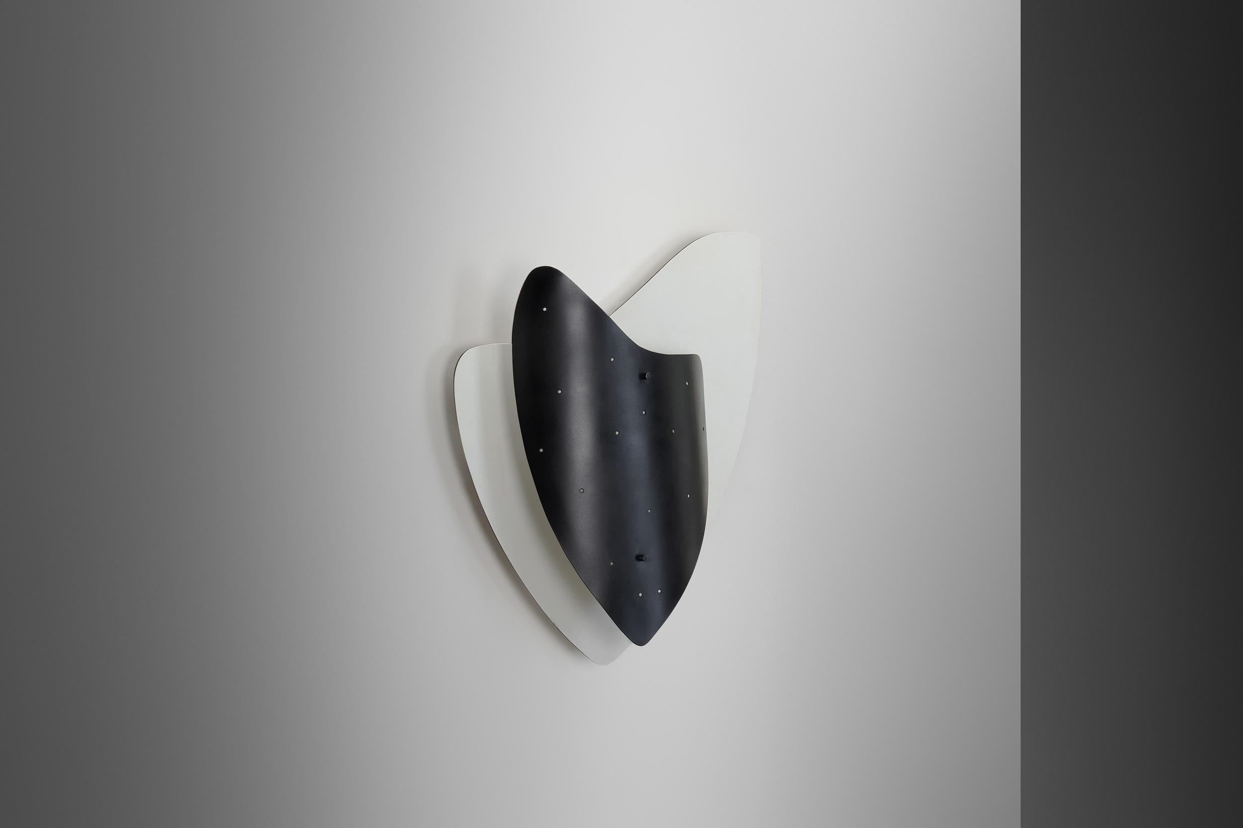 Lámpara de pared modernista de mediados de siglo en metal, Países Bajos Años 50 Moderno de mediados de siglo en venta