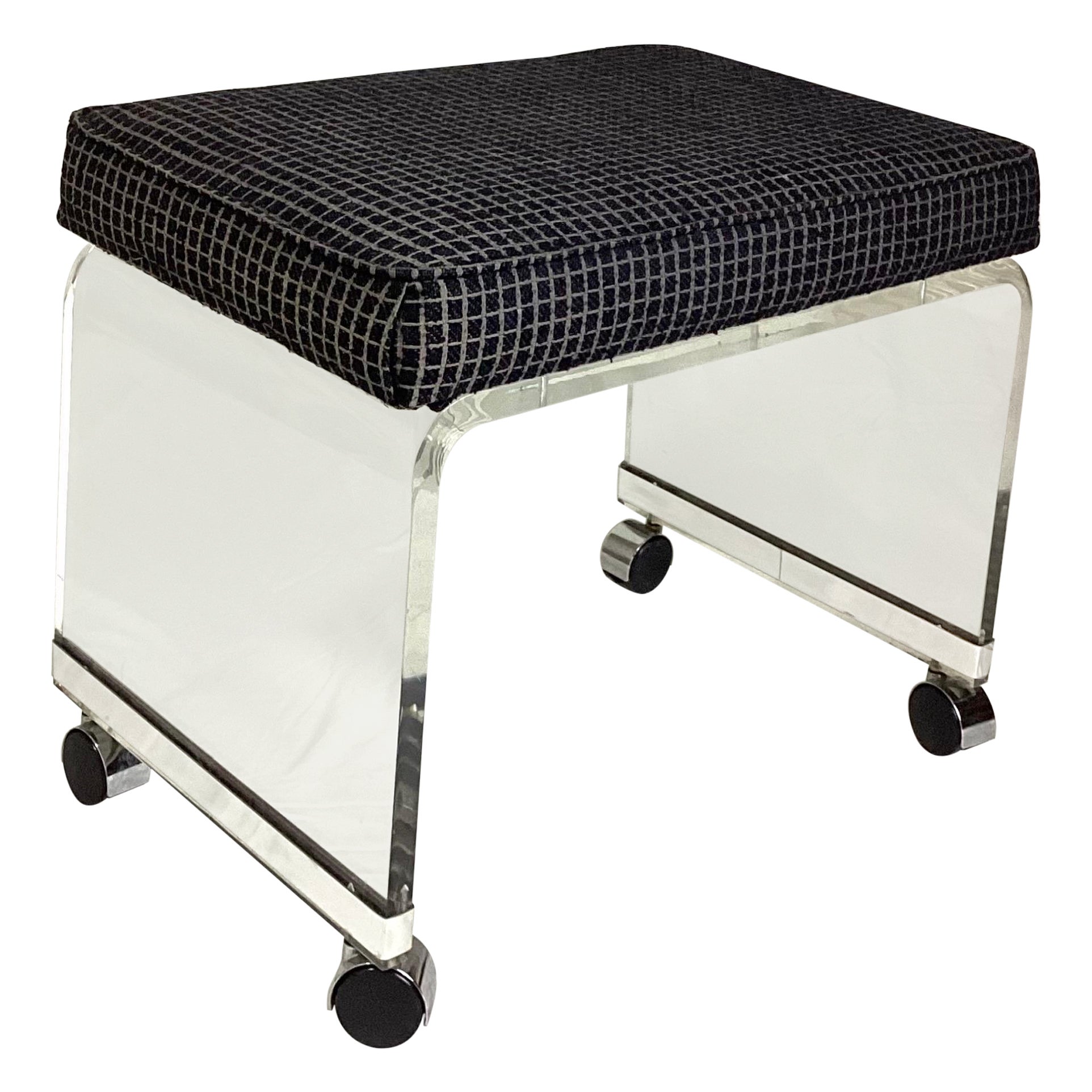 Mid-Century Modernistischer Wasserfall-Hocker aus Lucite mit Chrombesatz und Rädern