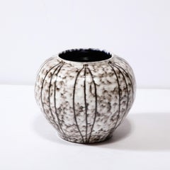 Modernistische Schale aus weißer und erdfarbener Keramik mit Schleifenarbeit aus der Mitte des Jahrhunderts