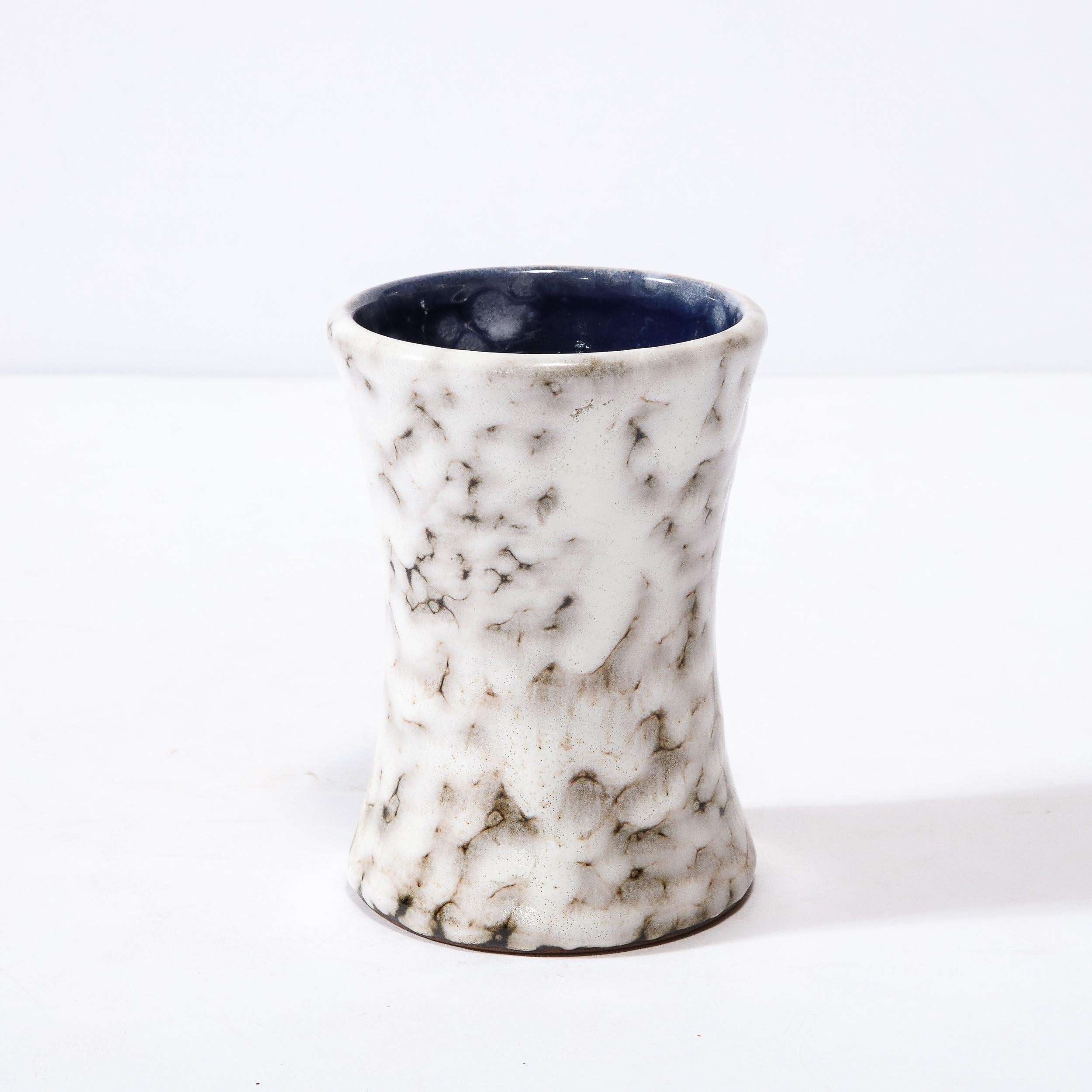 Vase moderniste du milieu du siècle en céramique blanche et couleur terre  en vente 2