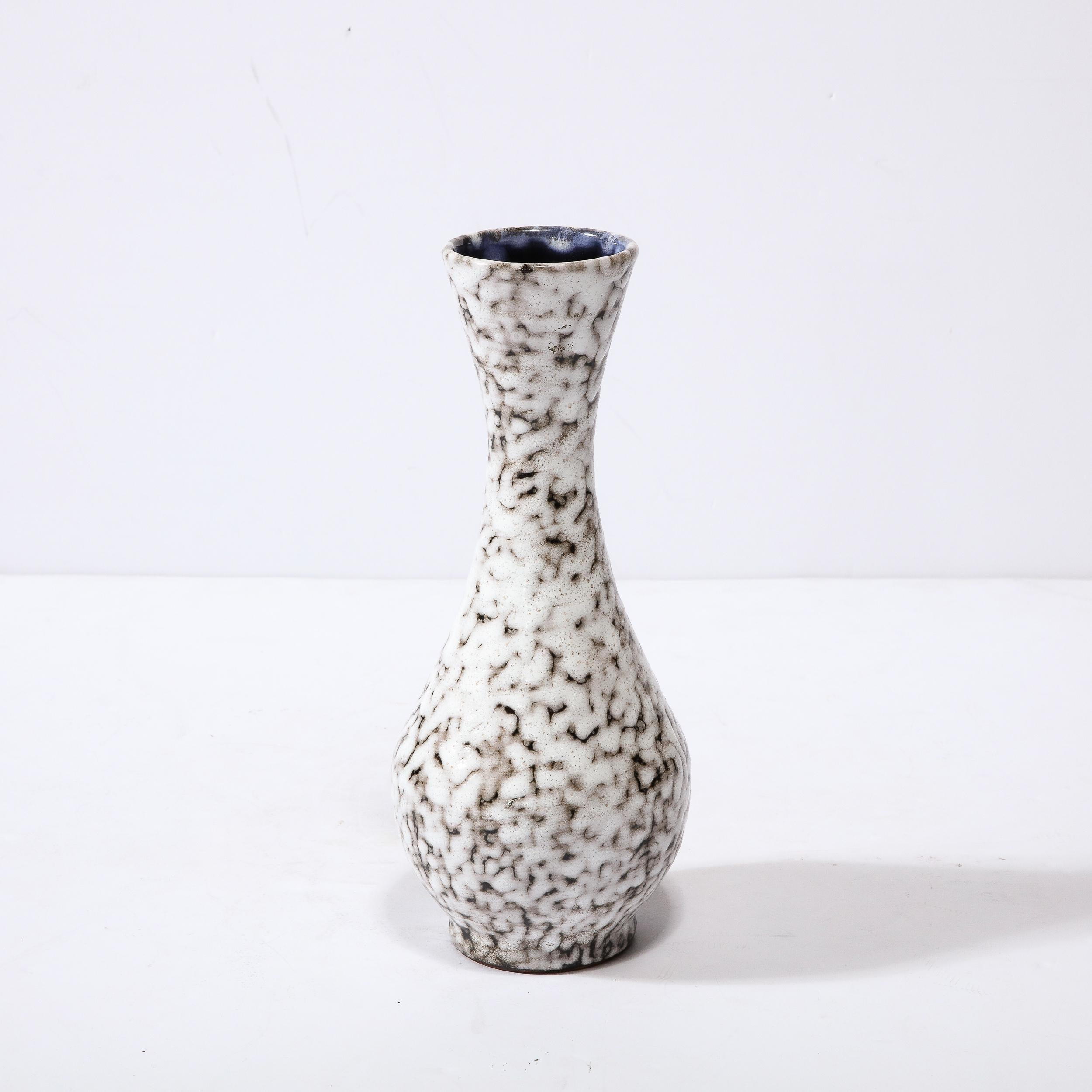 Vase moderniste du milieu du siècle en céramique blanche et couleur terre en vente 2