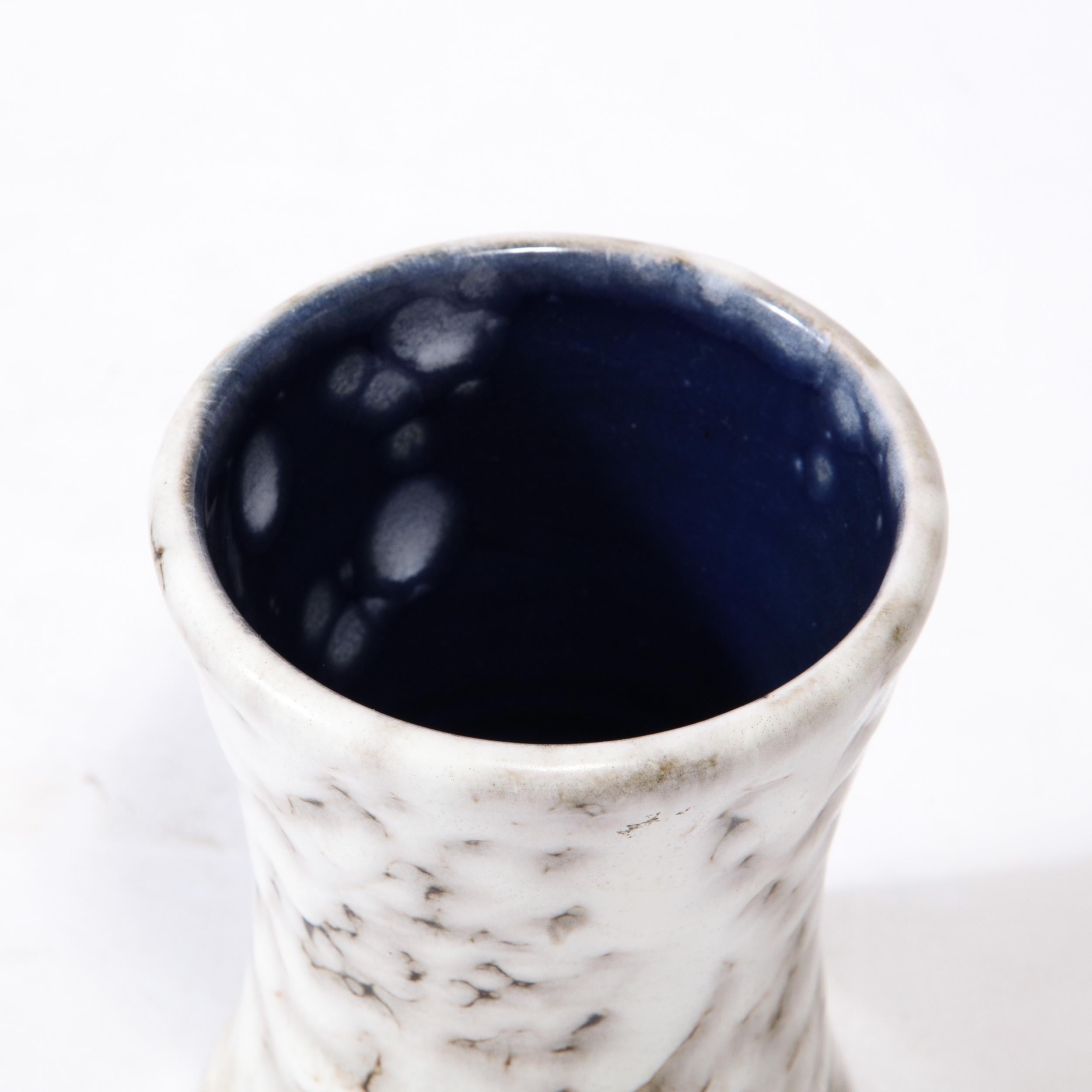 Vase moderniste du milieu du siècle en céramique blanche et couleur terre  en vente 3