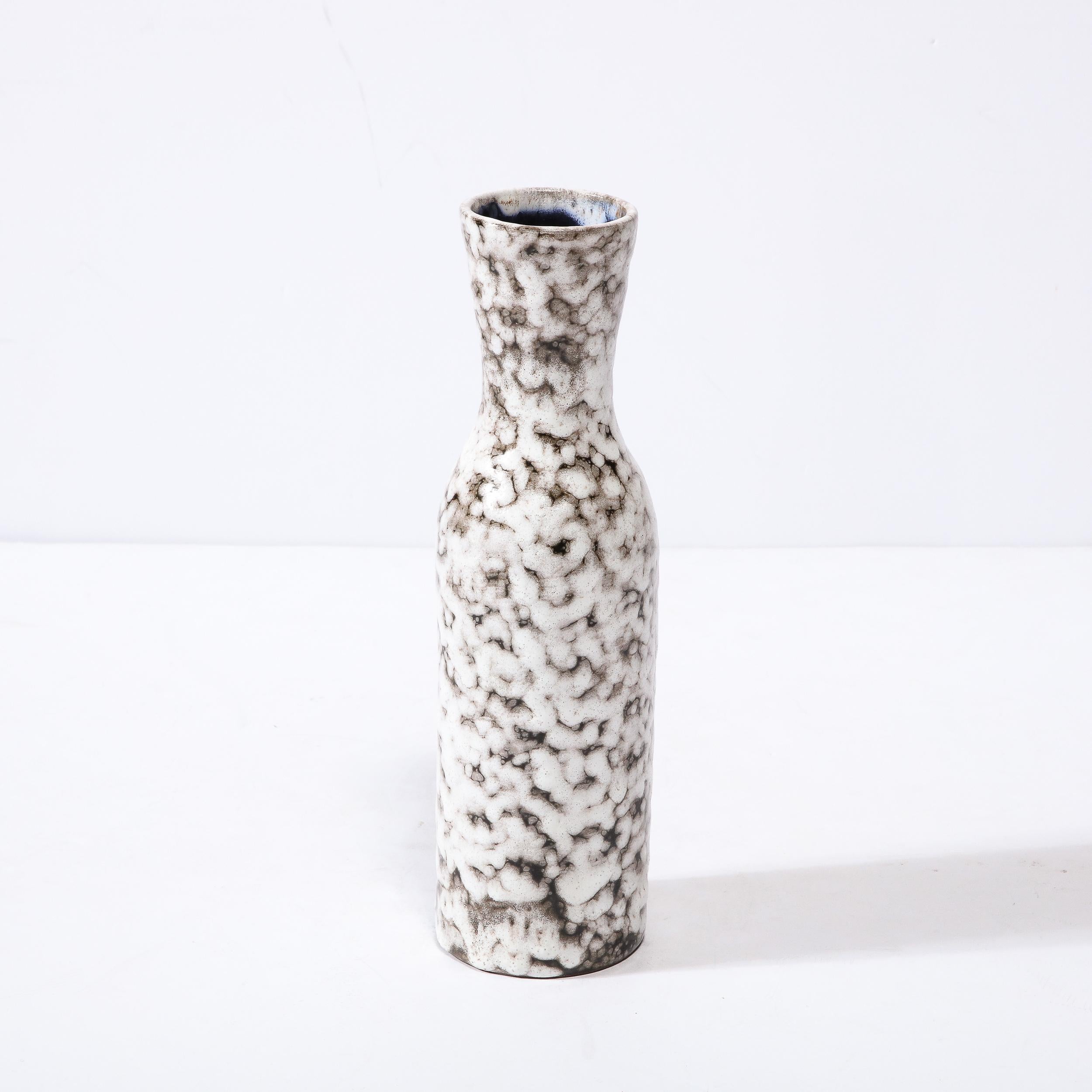 Vase moderniste du milieu du siècle en céramique blanche et couleur terre en vente 3