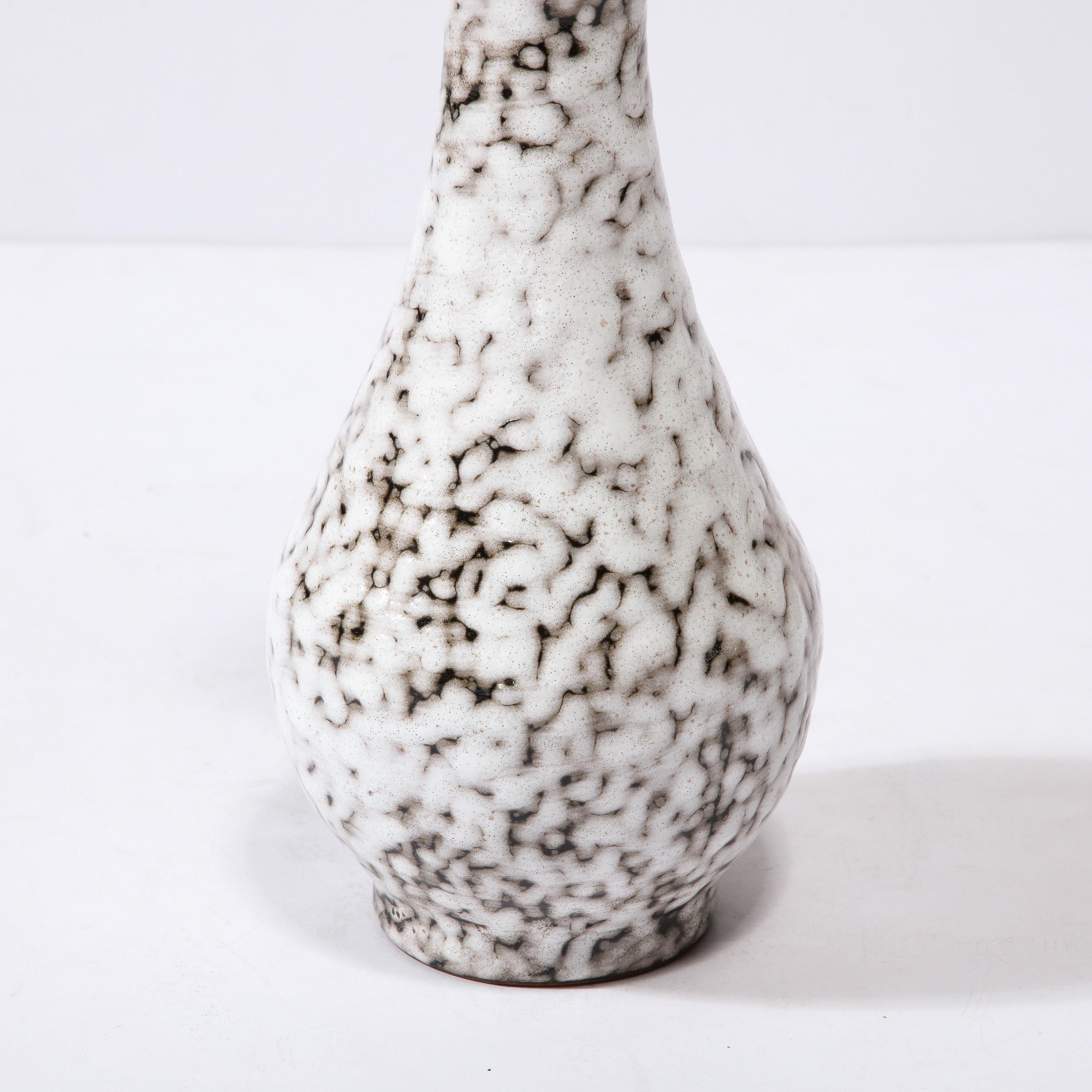 Vase moderniste du milieu du siècle en céramique blanche et couleur terre en vente 4