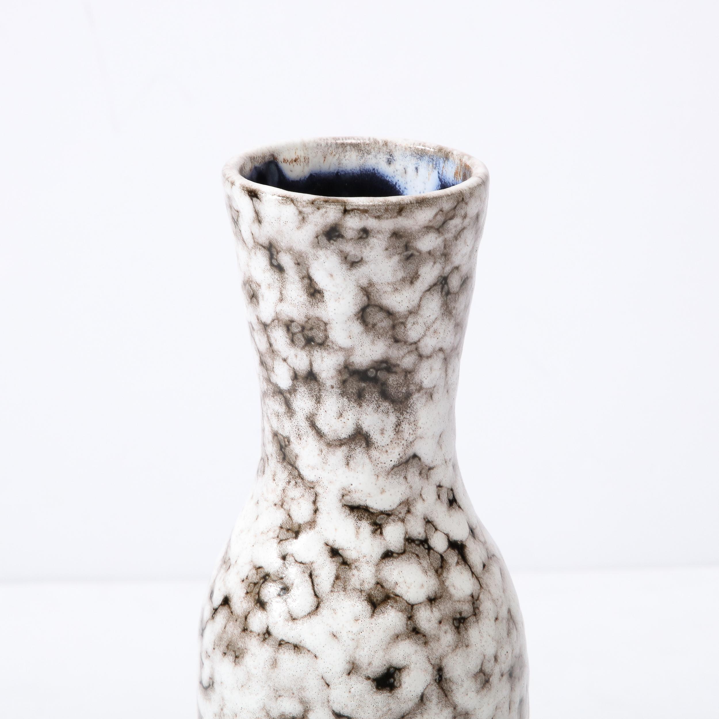 Vase moderniste du milieu du siècle en céramique blanche et couleur terre en vente 6
