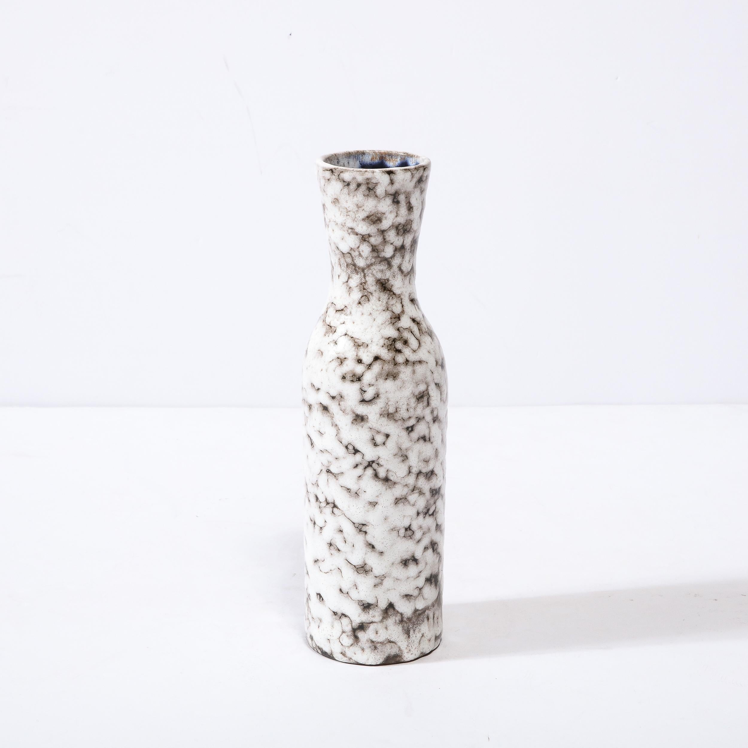 Vase moderniste du milieu du siècle en céramique blanche et couleur terre en vente 7