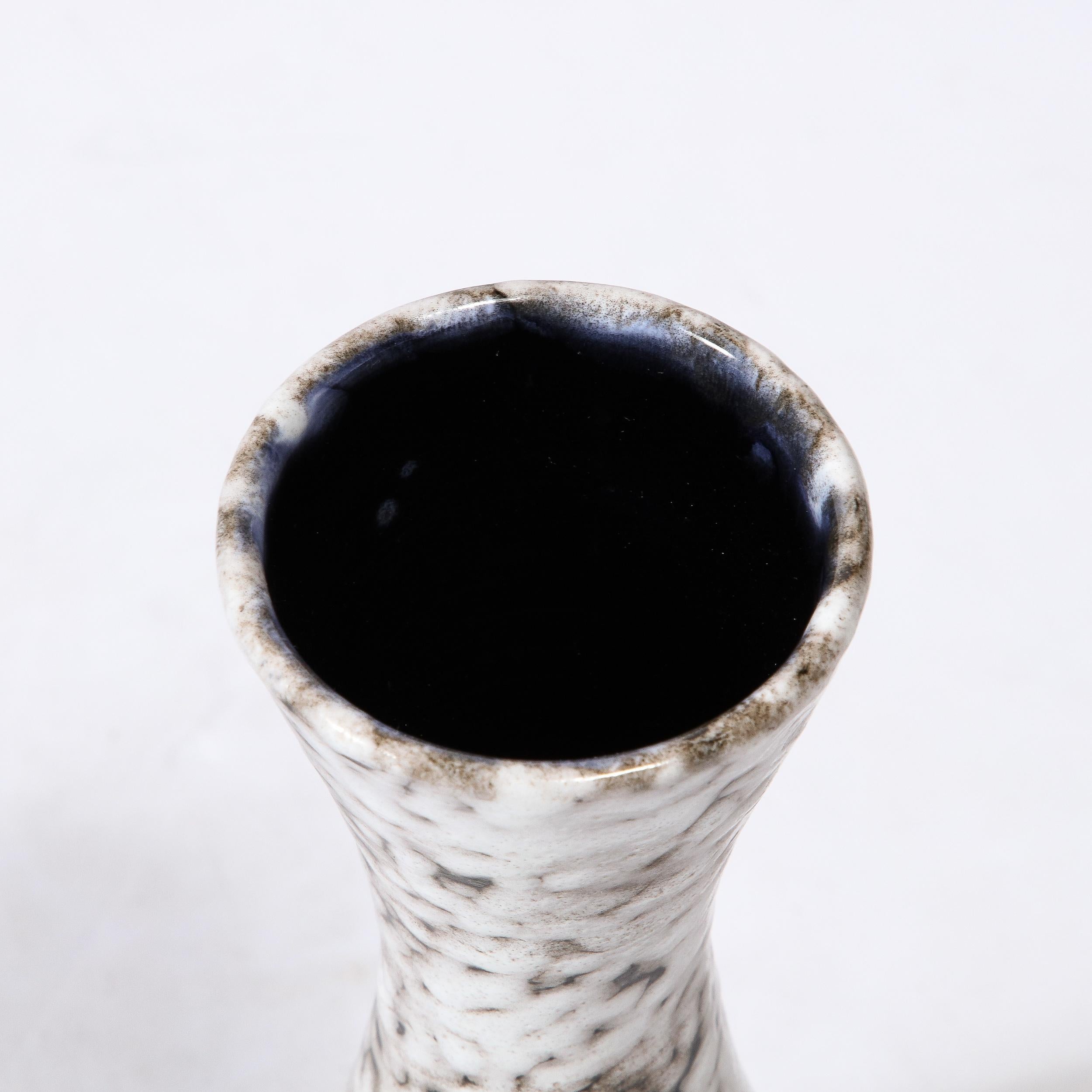 Vase moderniste du milieu du siècle en céramique blanche et couleur terre en vente 8