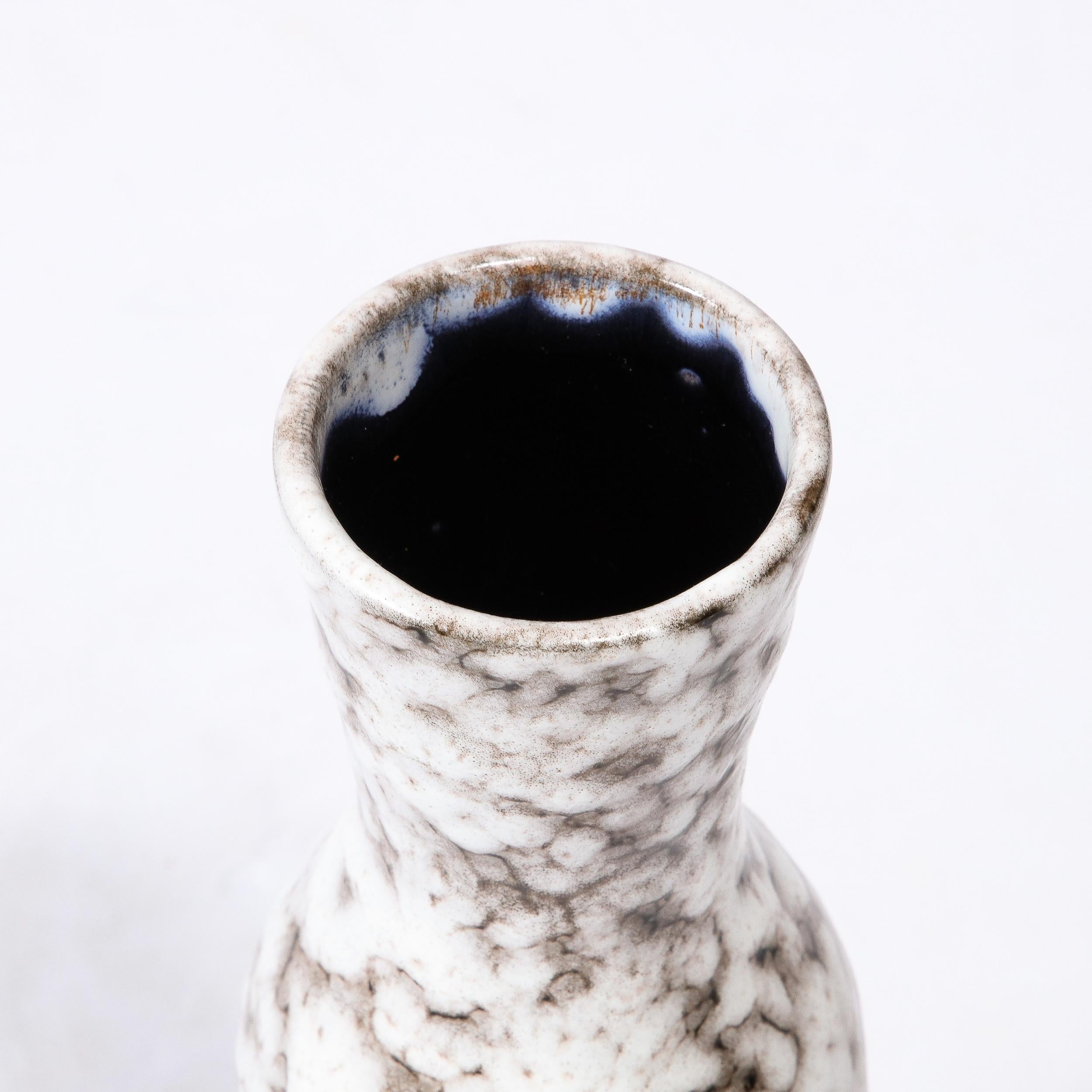 Vase moderniste du milieu du siècle en céramique blanche et couleur terre en vente 9