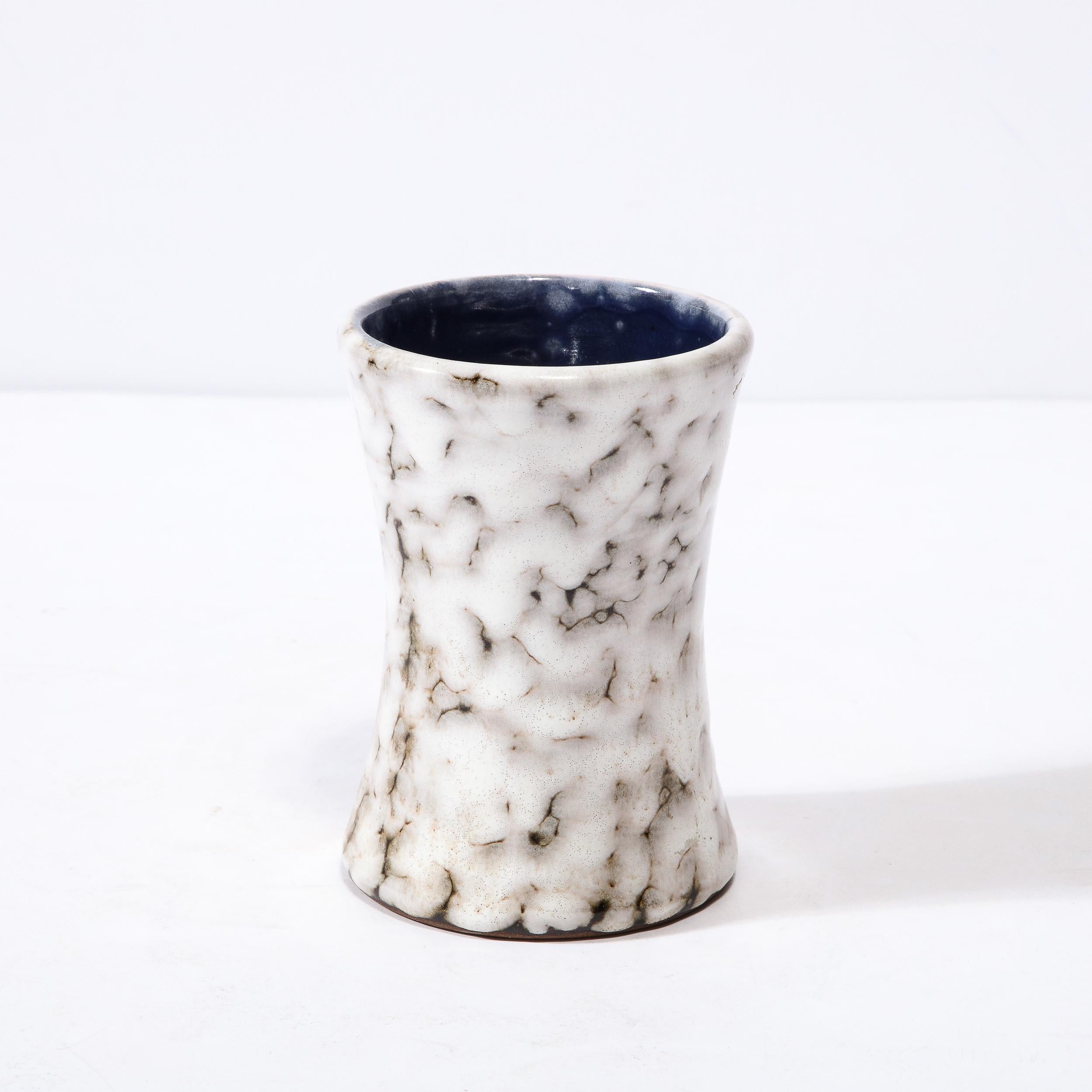 Ce vase en céramique moderniste du milieu du siècle est un bel exemple de céramique européenne d'après-guerre, réalisé à Hódmezovasarhely Majolikagyár, en Hongrie, vers 1960. Avec une finition texturale étonnante composée de blanc crème et d'ambre