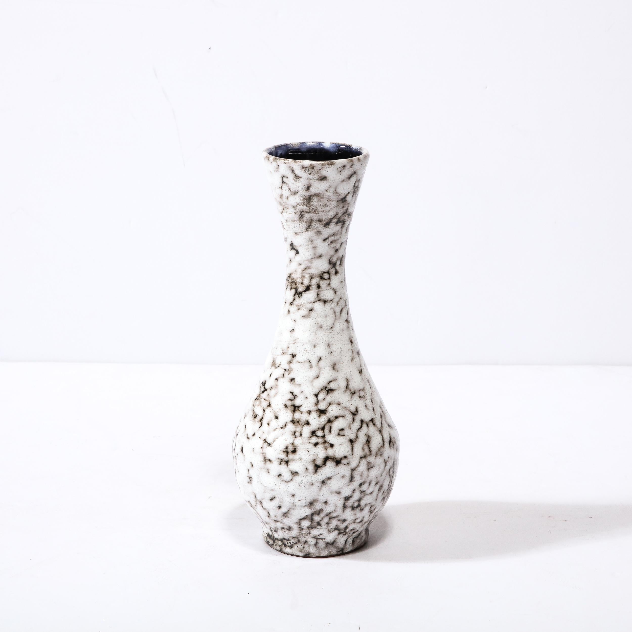 Ce vase en céramique moderniste du milieu du siècle est un bel exemple de céramique européenne d'après-guerre, réalisé à Hódmezővasarhely Majolikagyár, Hongrie, vers 1960. Avec une finition texturale étonnante composée de blanc crème et d'ambre