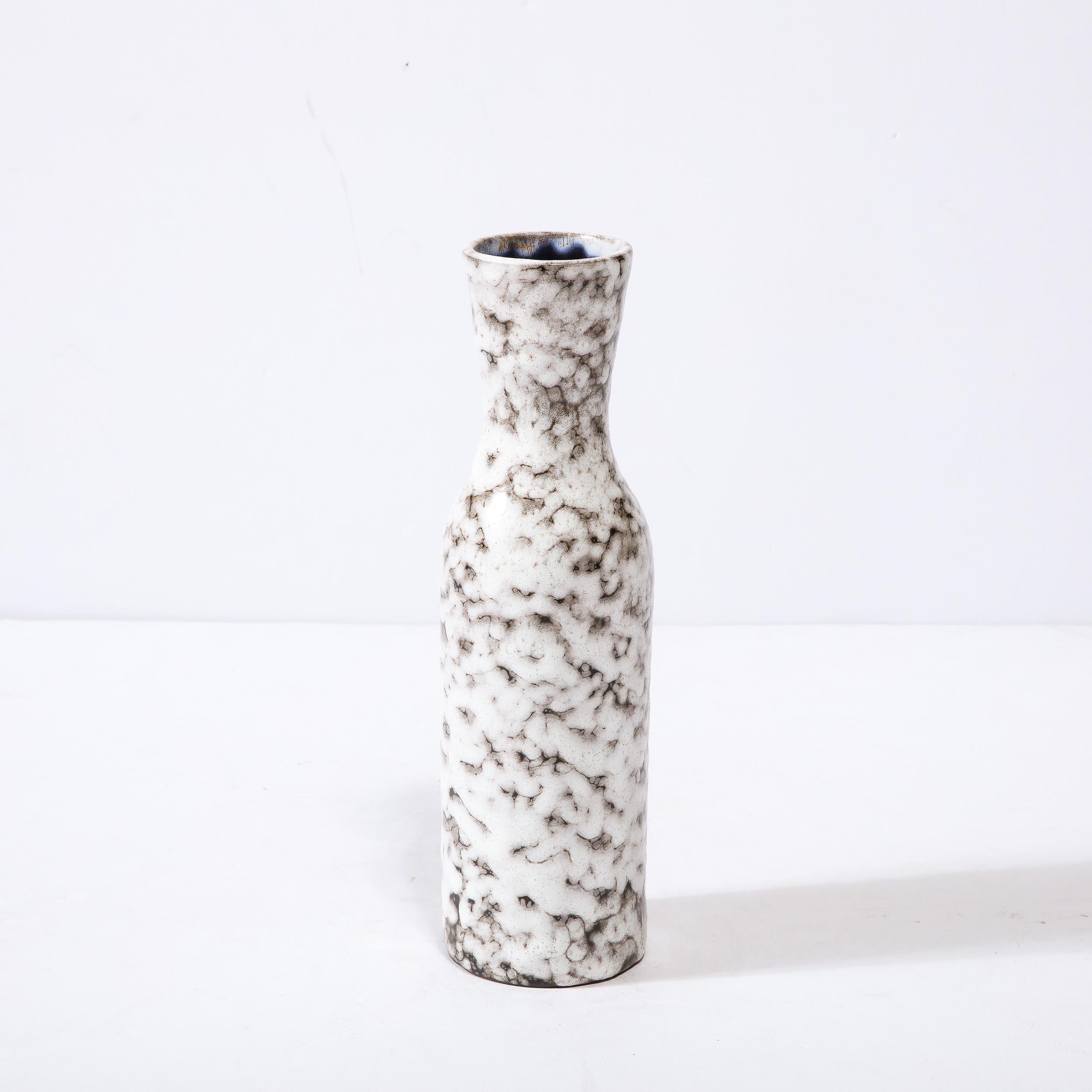 Ce vase en céramique moderniste du milieu du siècle est un bel exemple de céramique européenne d'après-guerre, réalisé à Hódmezővasarhely Majolikagyár, Hongrie, vers 1960. Avec une finition texturale étonnante composée de blanc crème et d'ambre