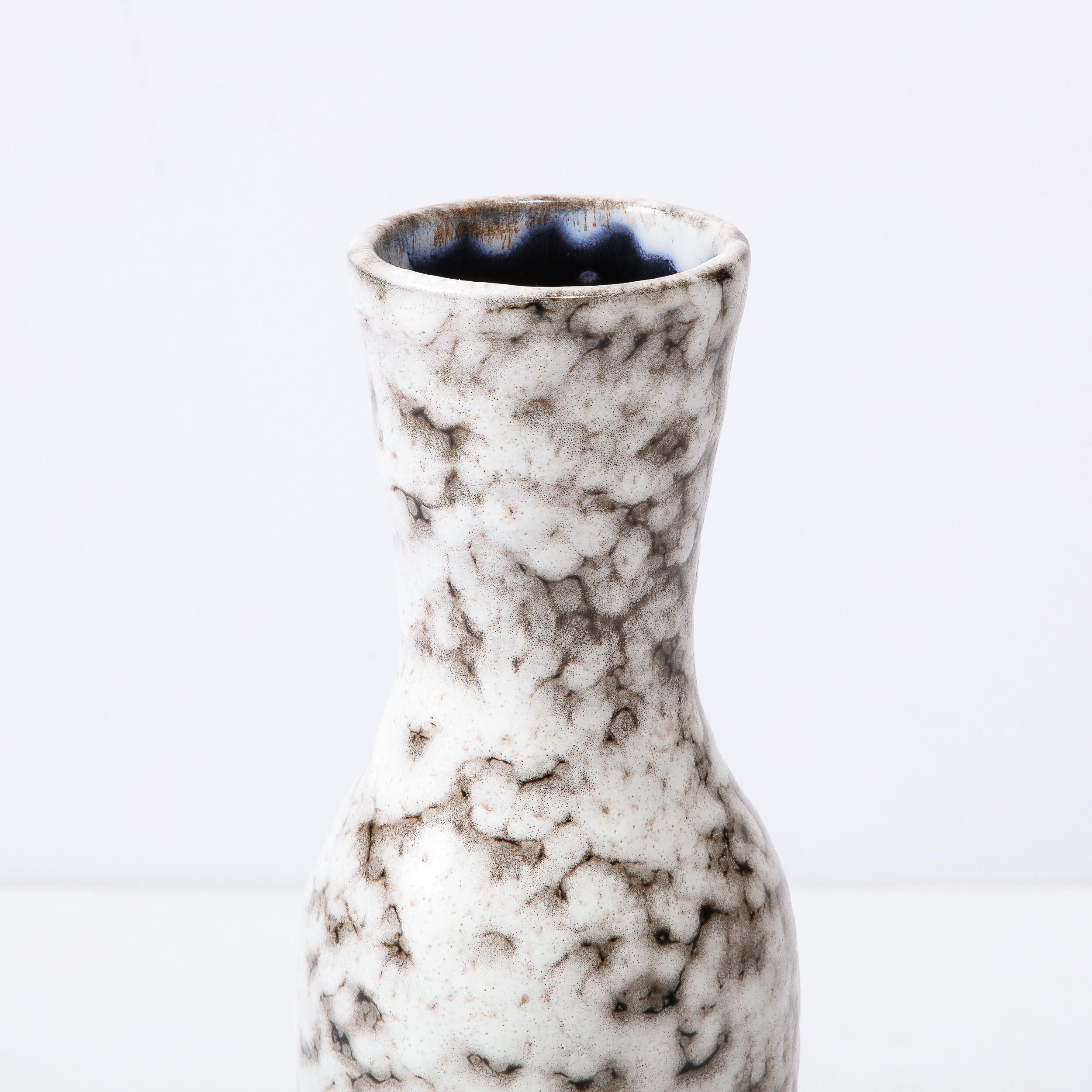 Hongrois Vase moderniste du milieu du siècle en céramique blanche et couleur terre en vente