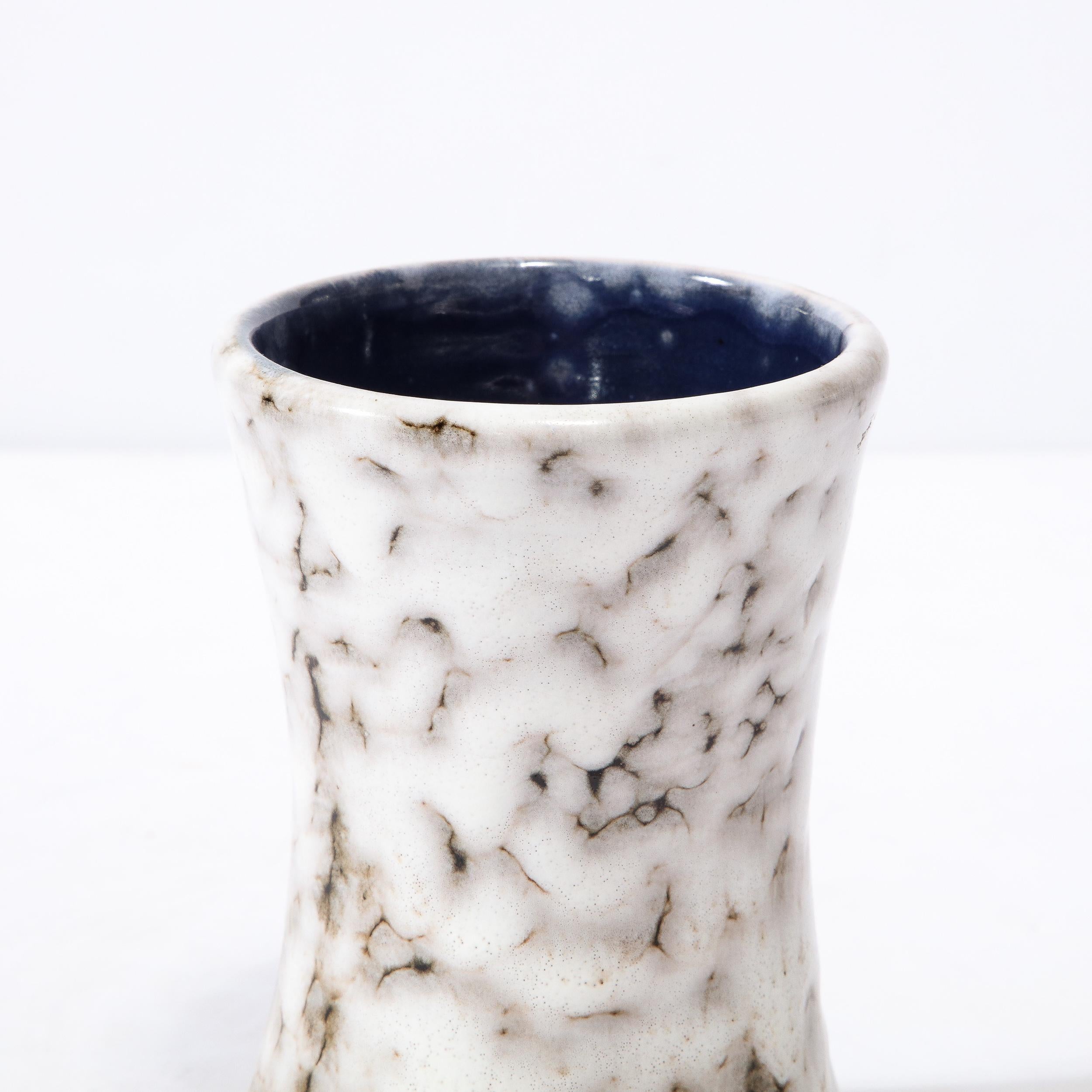 Vernissé Vase moderniste du milieu du siècle en céramique blanche et couleur terre  en vente