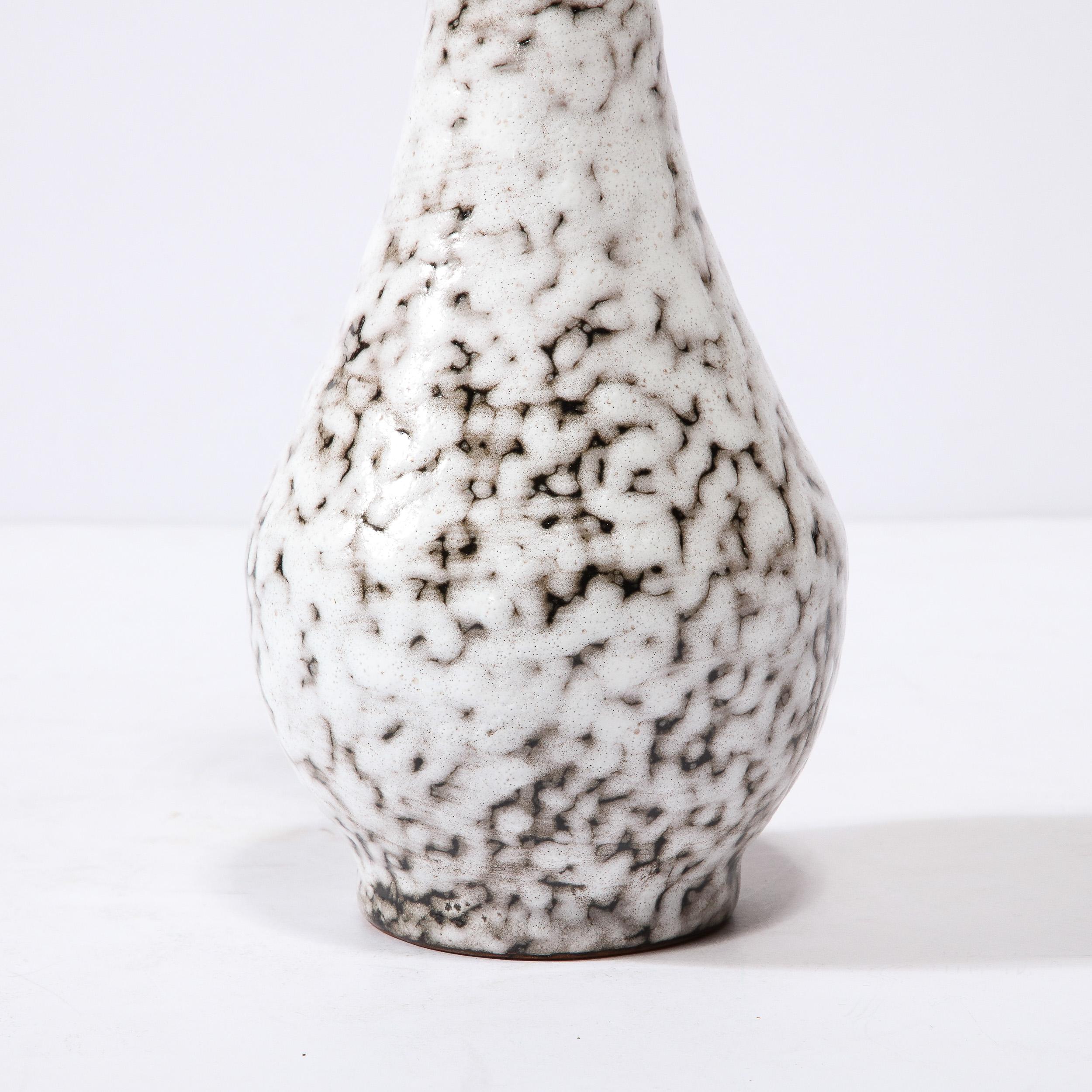 Vernissé Vase moderniste du milieu du siècle en céramique blanche et couleur terre en vente
