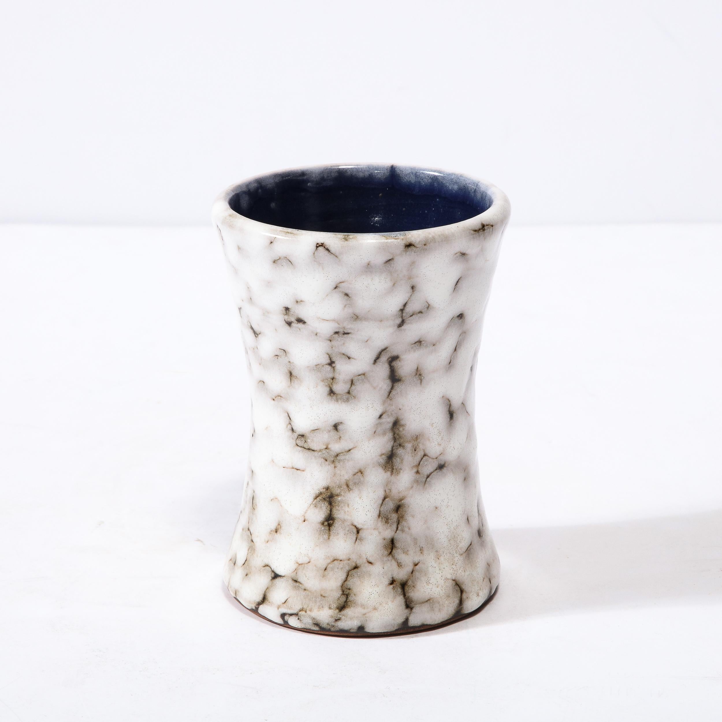 Vase moderniste du milieu du siècle en céramique blanche et couleur terre  Excellent état - En vente à New York, NY