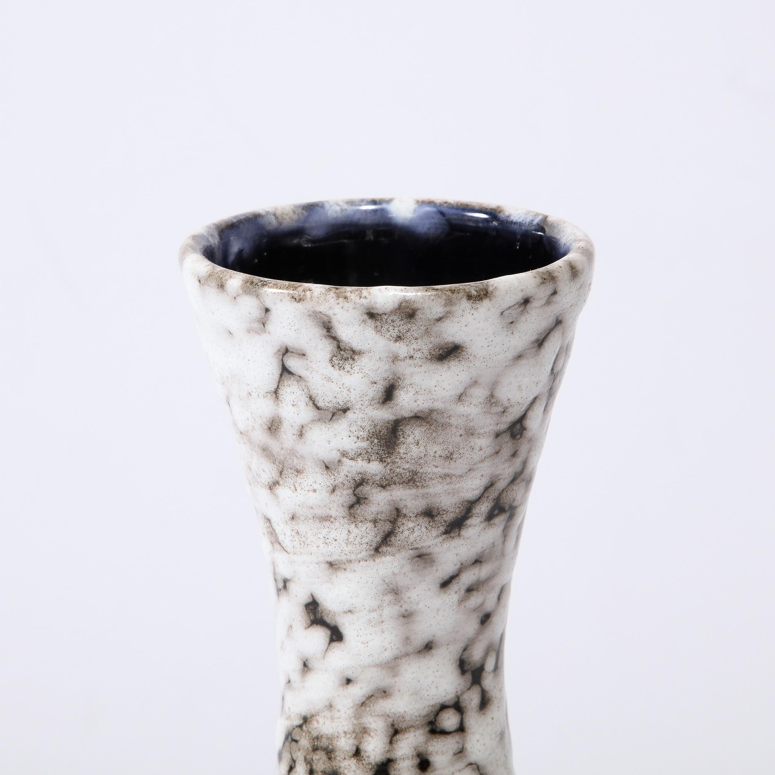 Vase moderniste du milieu du siècle en céramique blanche et couleur terre Excellent état - En vente à New York, NY
