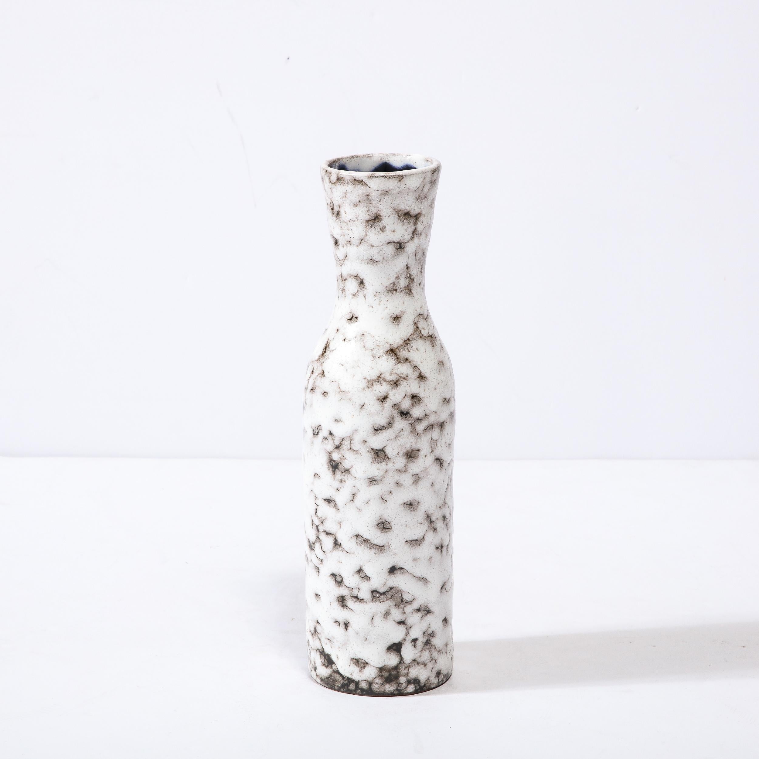 Vase moderniste du milieu du siècle en céramique blanche et couleur terre Excellent état - En vente à New York, NY