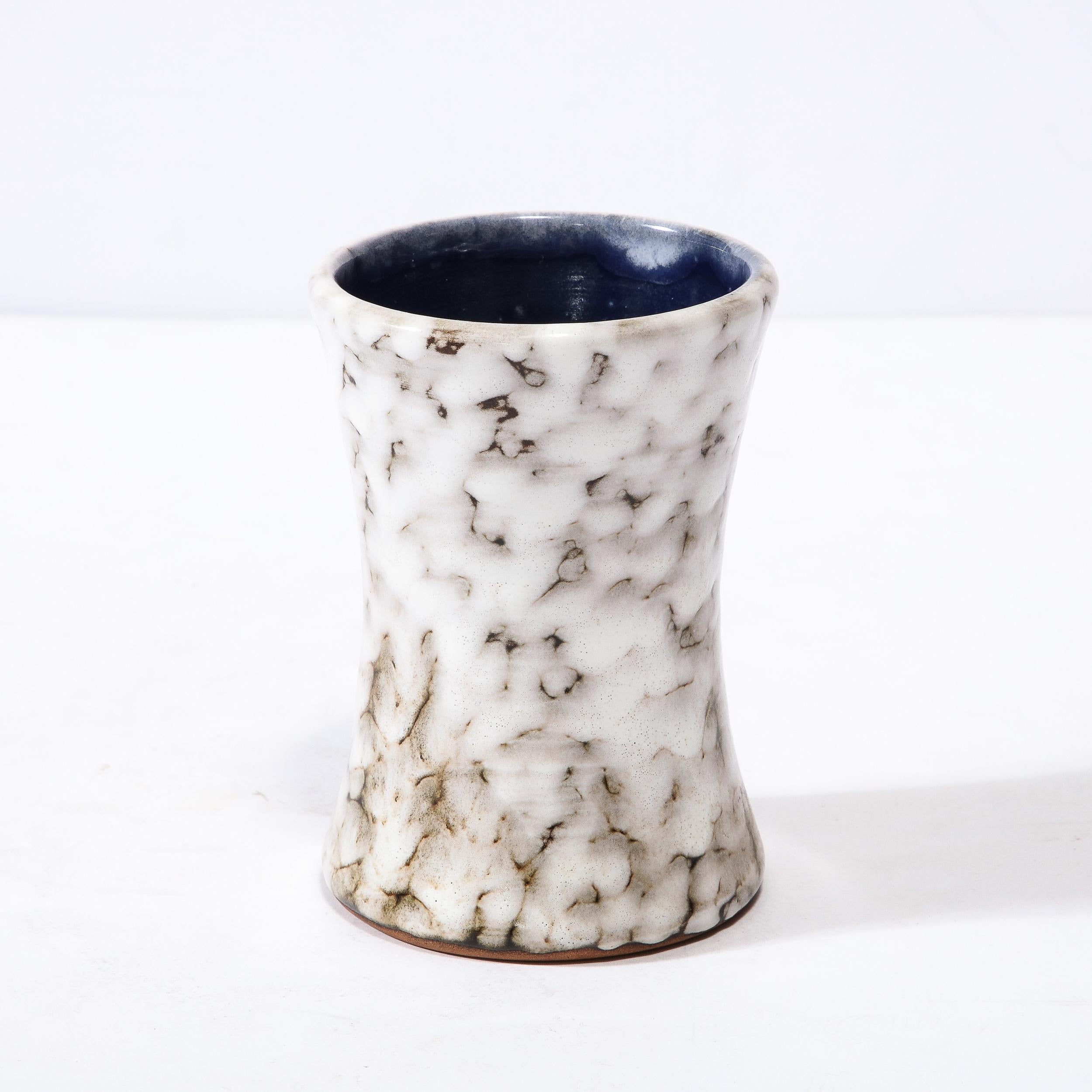Milieu du XXe siècle Vase moderniste du milieu du siècle en céramique blanche et couleur terre  en vente