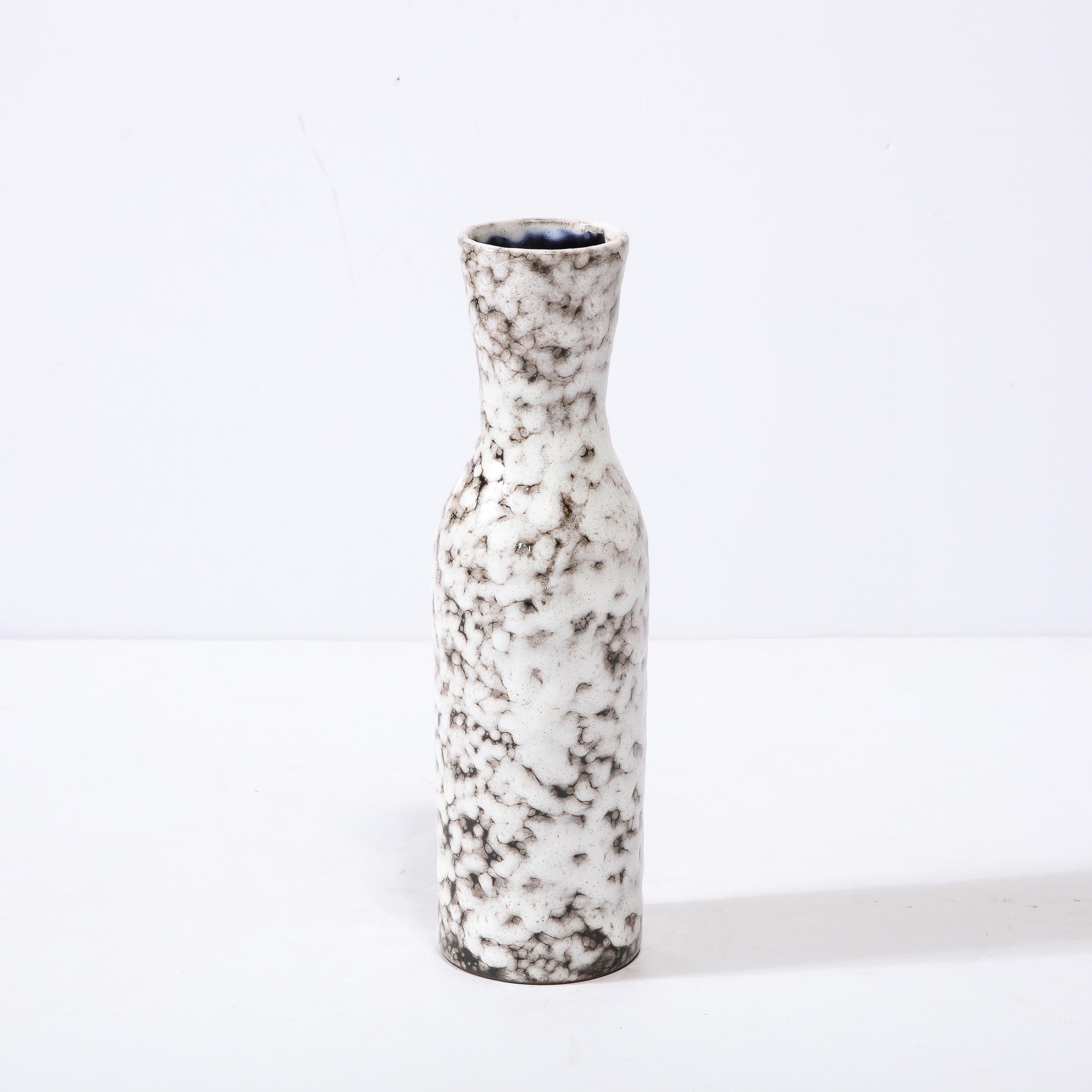 Milieu du XXe siècle Vase moderniste du milieu du siècle en céramique blanche et couleur terre en vente