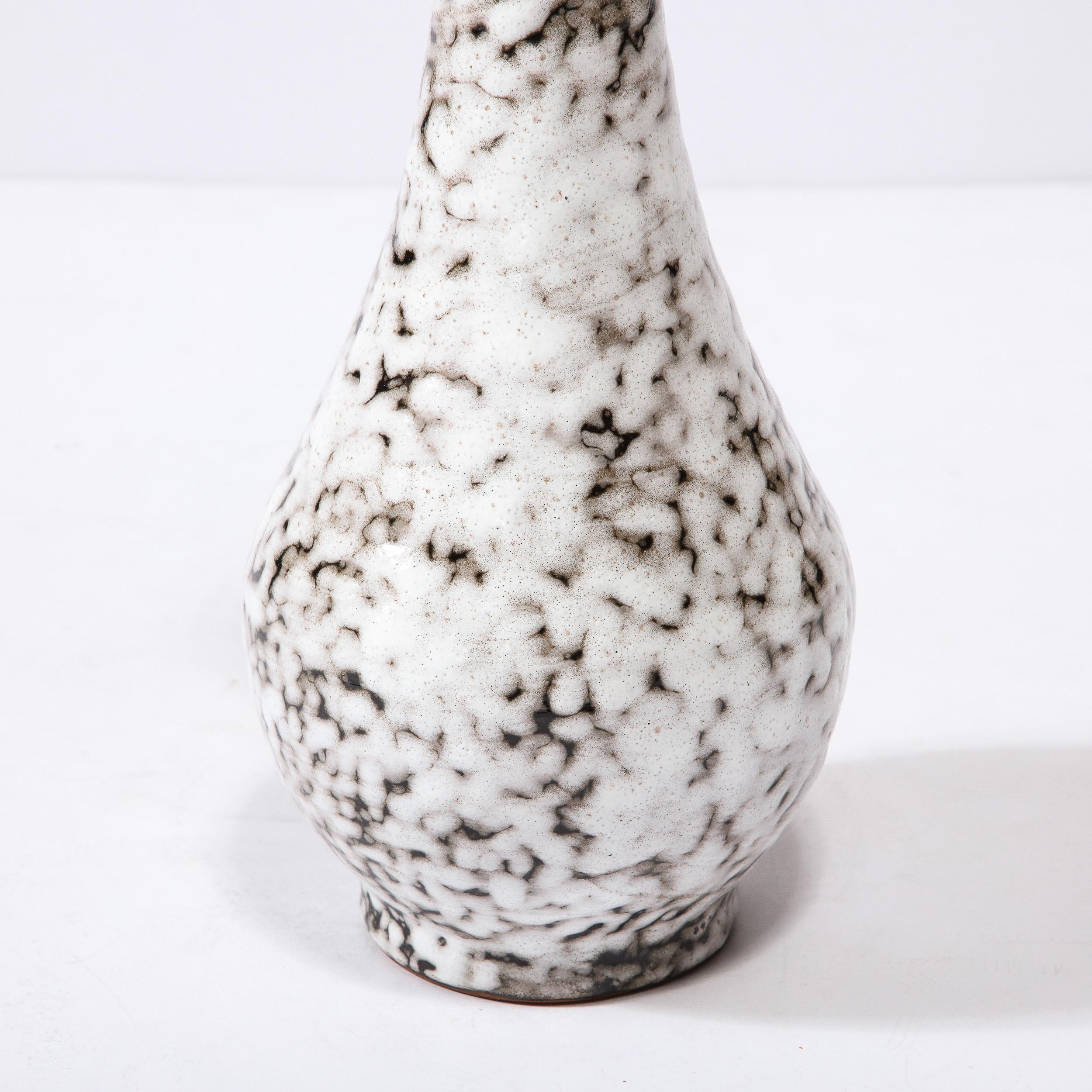 Céramique Vase moderniste du milieu du siècle en céramique blanche et couleur terre en vente