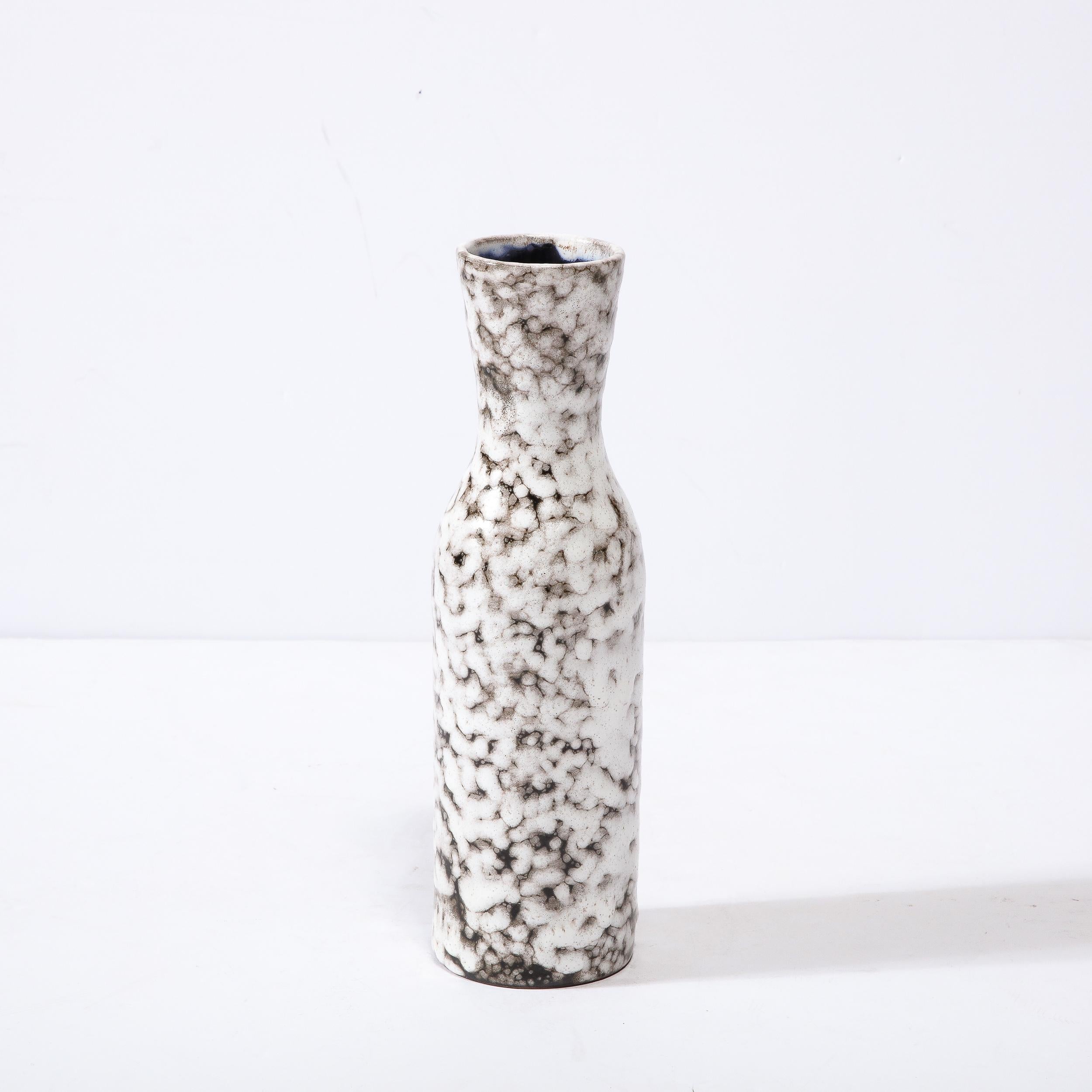 Céramique Vase moderniste du milieu du siècle en céramique blanche et couleur terre en vente