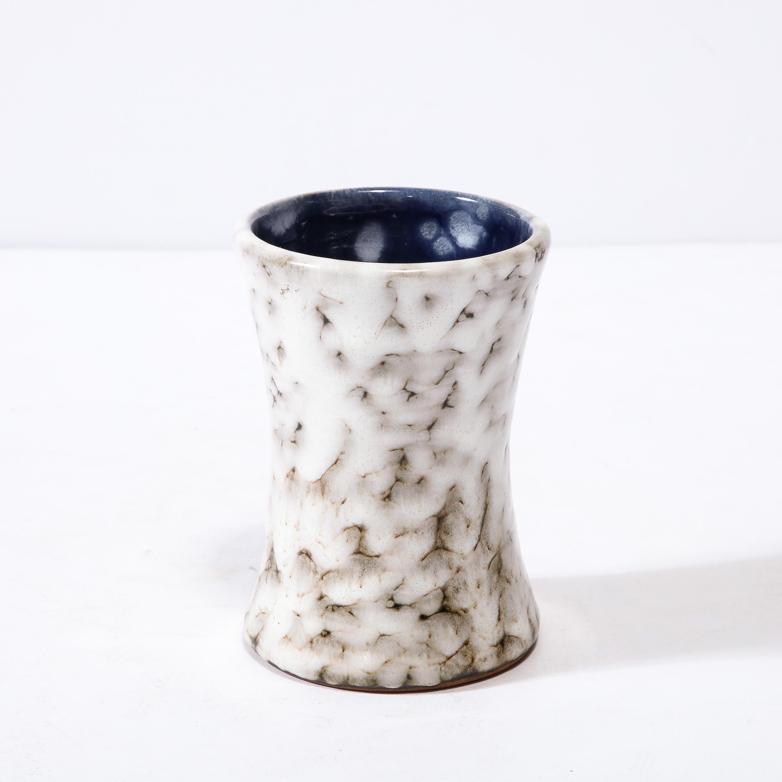 Vase moderniste du milieu du siècle en céramique blanche et couleur terre  en vente 1
