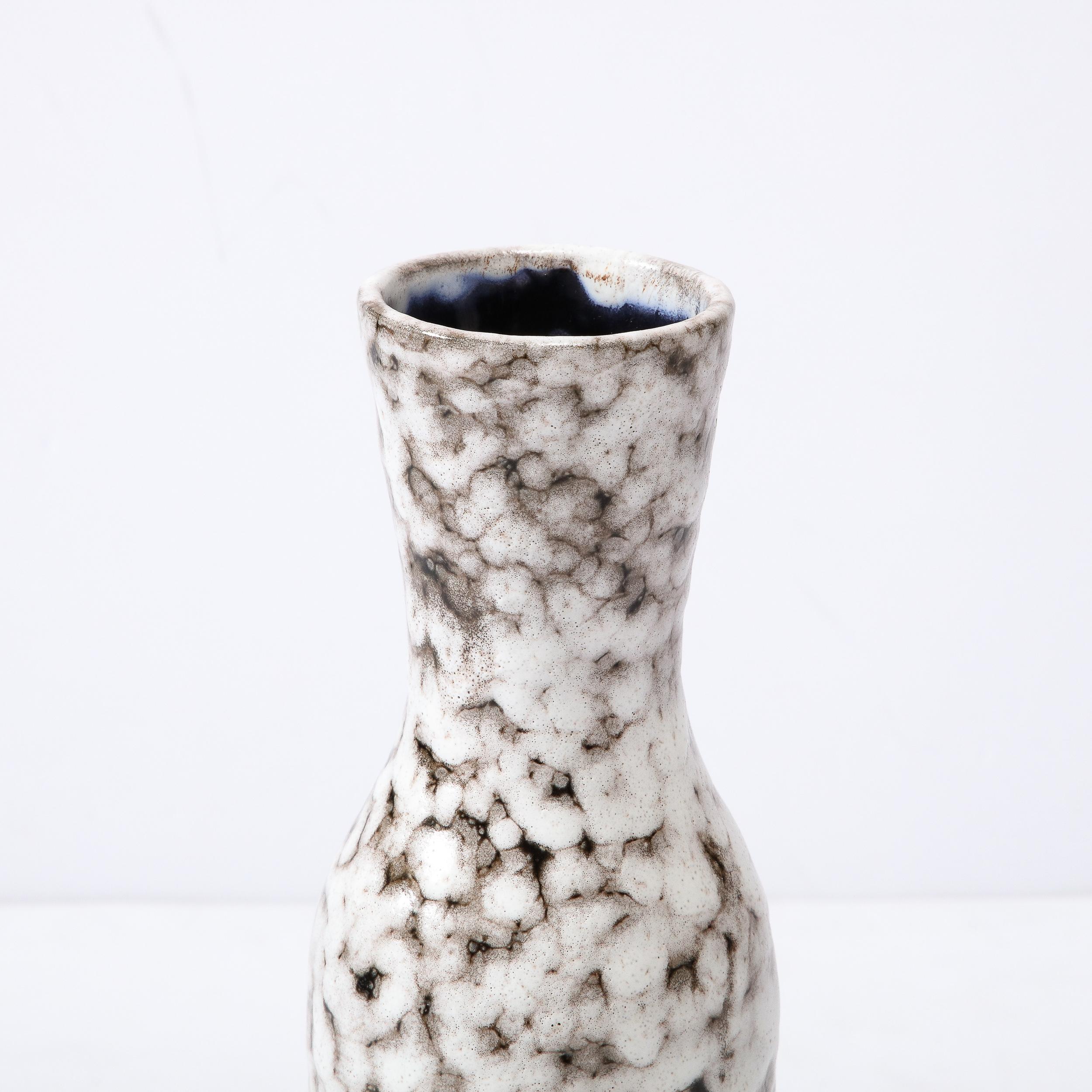 Vase moderniste du milieu du siècle en céramique blanche et couleur terre en vente 1