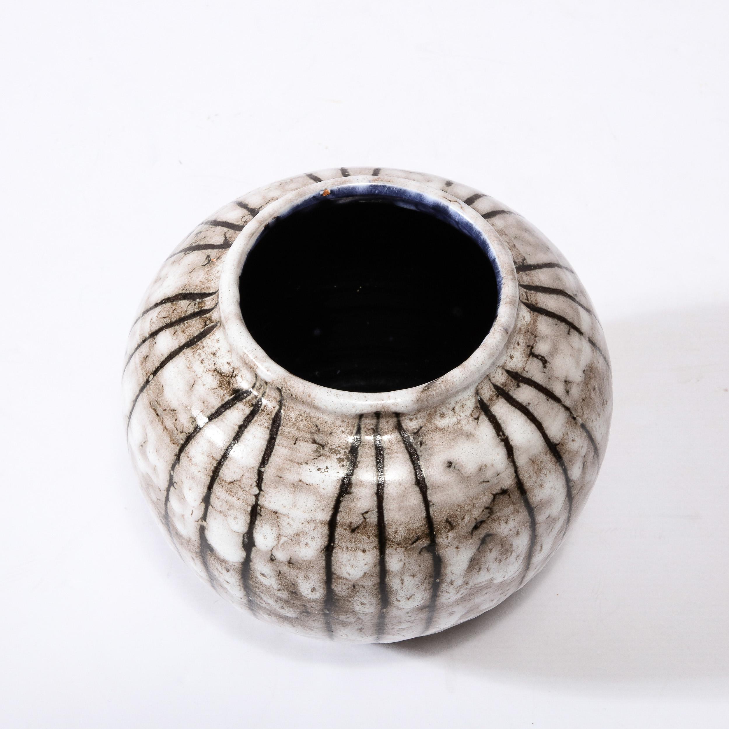 Modernistische Vase aus weißer und erdfarbener Keramik mit Schleife aus der Mitte des Jahrhunderts  im Angebot 3