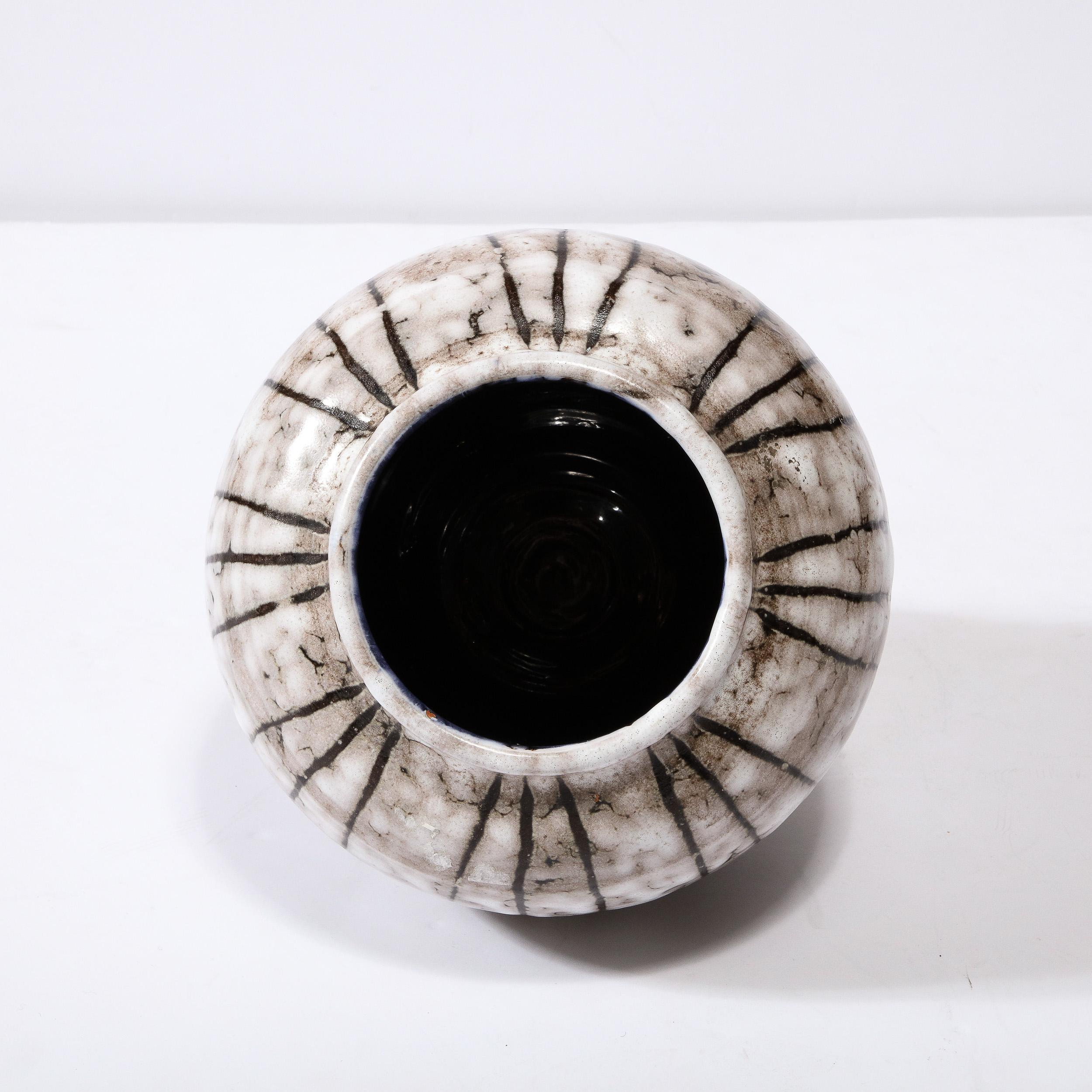 Modernistische Vase aus weißer und erdfarbener Keramik mit Schleife aus der Mitte des Jahrhunderts  im Angebot 5