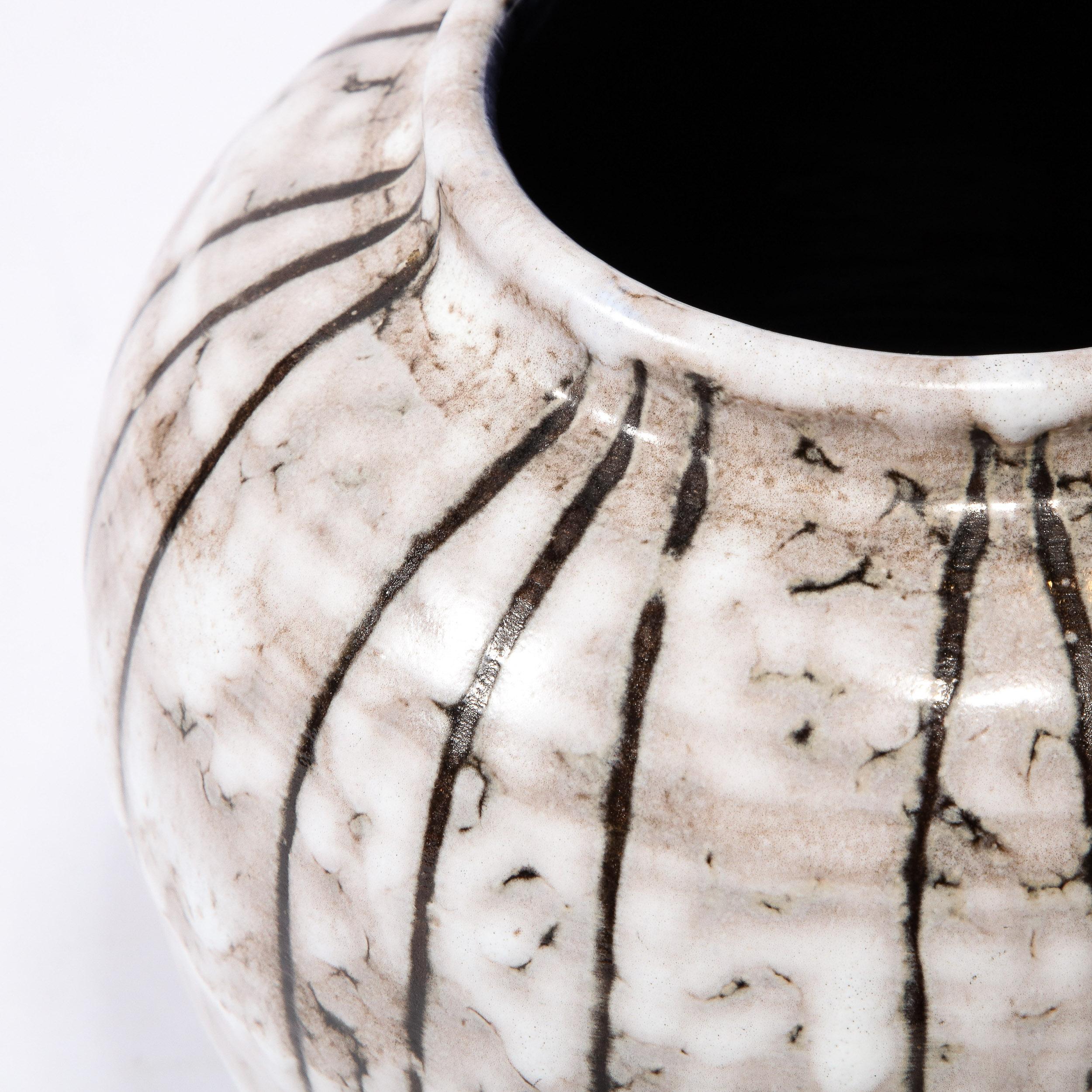 Modernistische Vase aus weißer und erdfarbener Keramik mit Schleife aus der Mitte des Jahrhunderts (Moderne der Mitte des Jahrhunderts) im Angebot