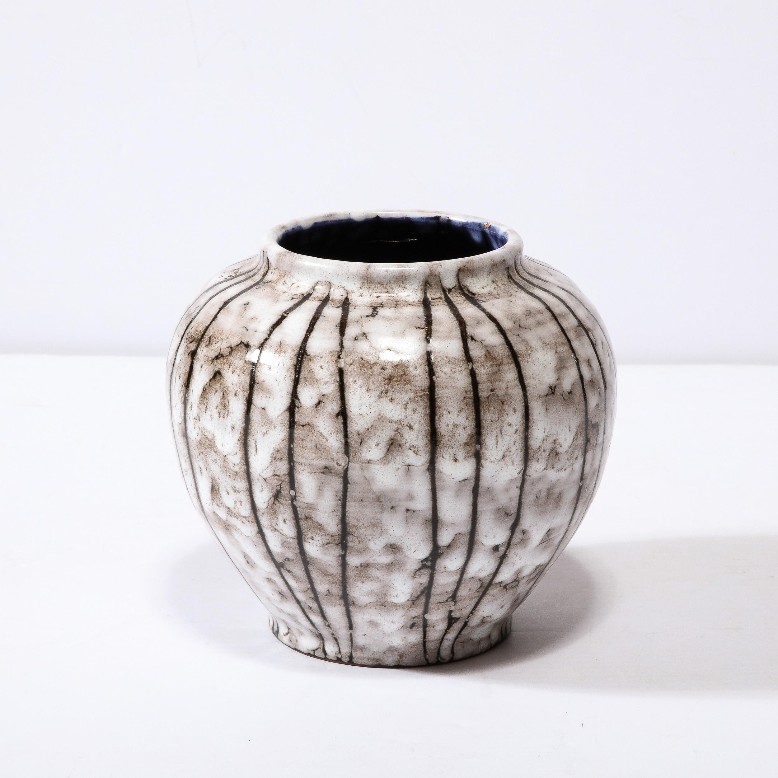 Modernistische Vase aus weißer und erdfarbener Keramik mit Schleife aus der Mitte des Jahrhunderts  im Zustand „Hervorragend“ im Angebot in New York, NY
