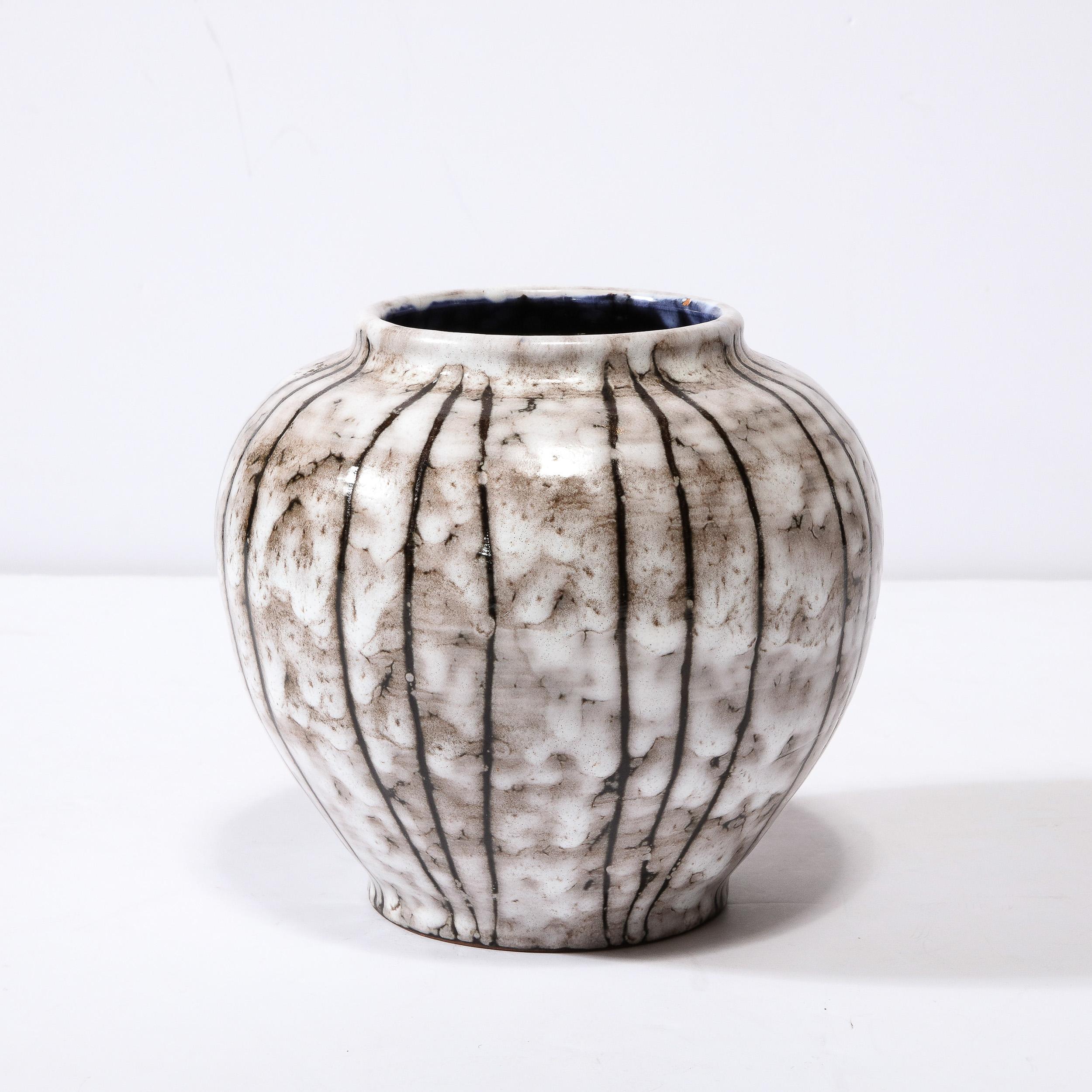 Modernistische Vase aus weißer und erdfarbener Keramik mit Schleife aus der Mitte des Jahrhunderts  (Mitte des 20. Jahrhunderts) im Angebot