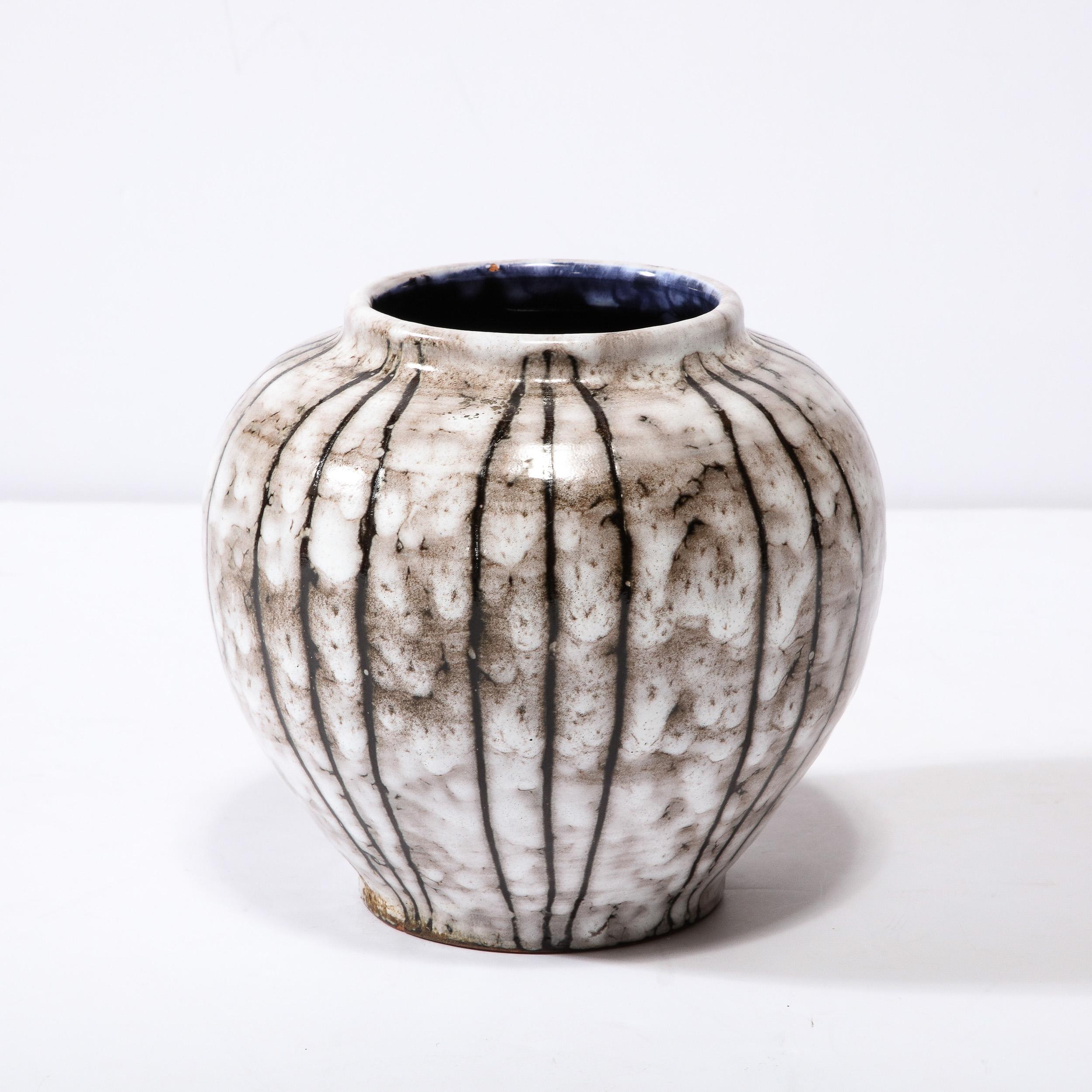 Modernistische Vase aus weißer und erdfarbener Keramik mit Schleife aus der Mitte des Jahrhunderts  im Angebot 1