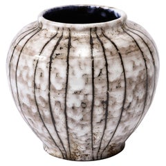 Vase en céramique blanche et terre cuite moderniste du milieu du siècle dernier avec lignes en arc de cercle 