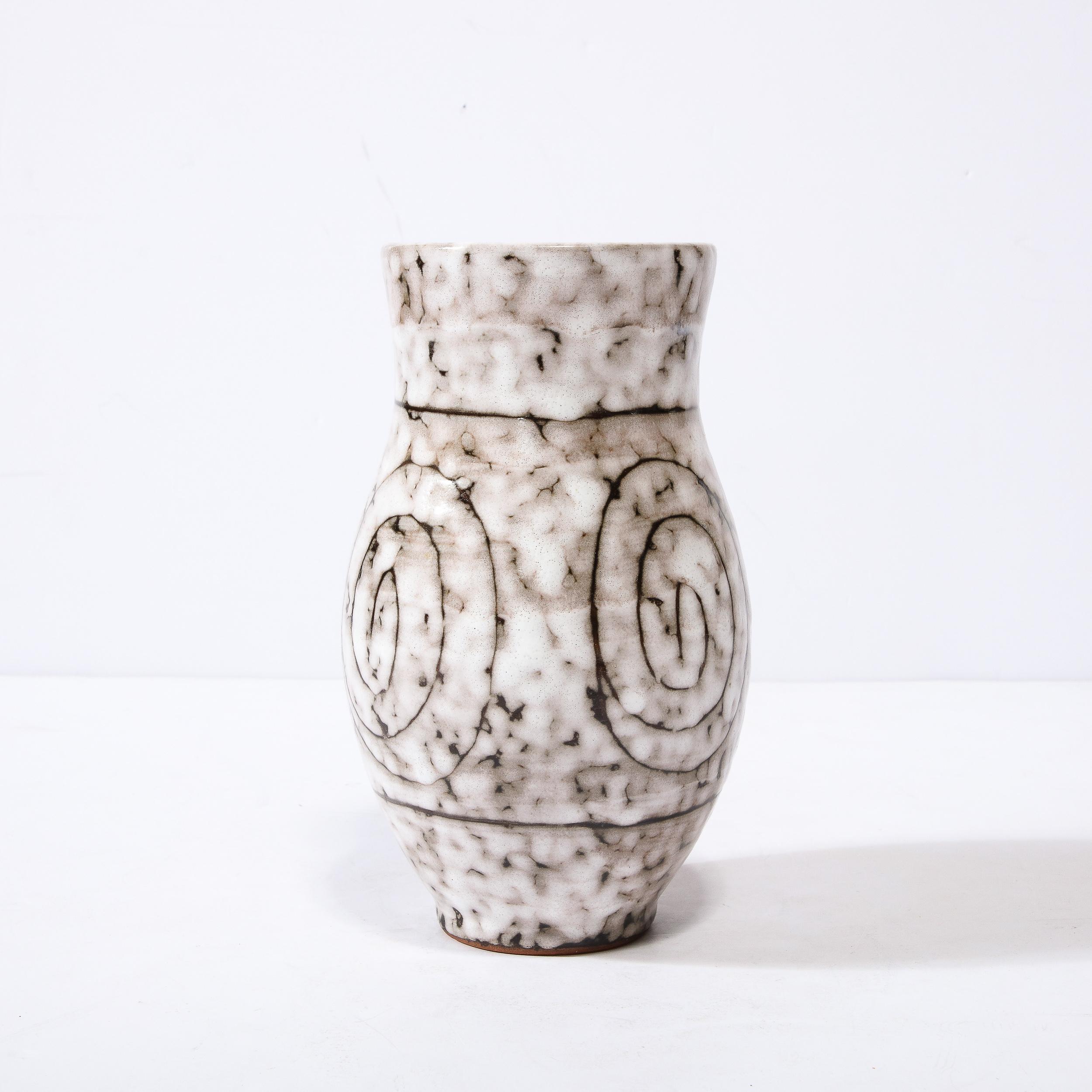 Vase en céramique blanche et terre cuite moderniste du milieu du siècle dernier avec motif enroulé  en vente 4