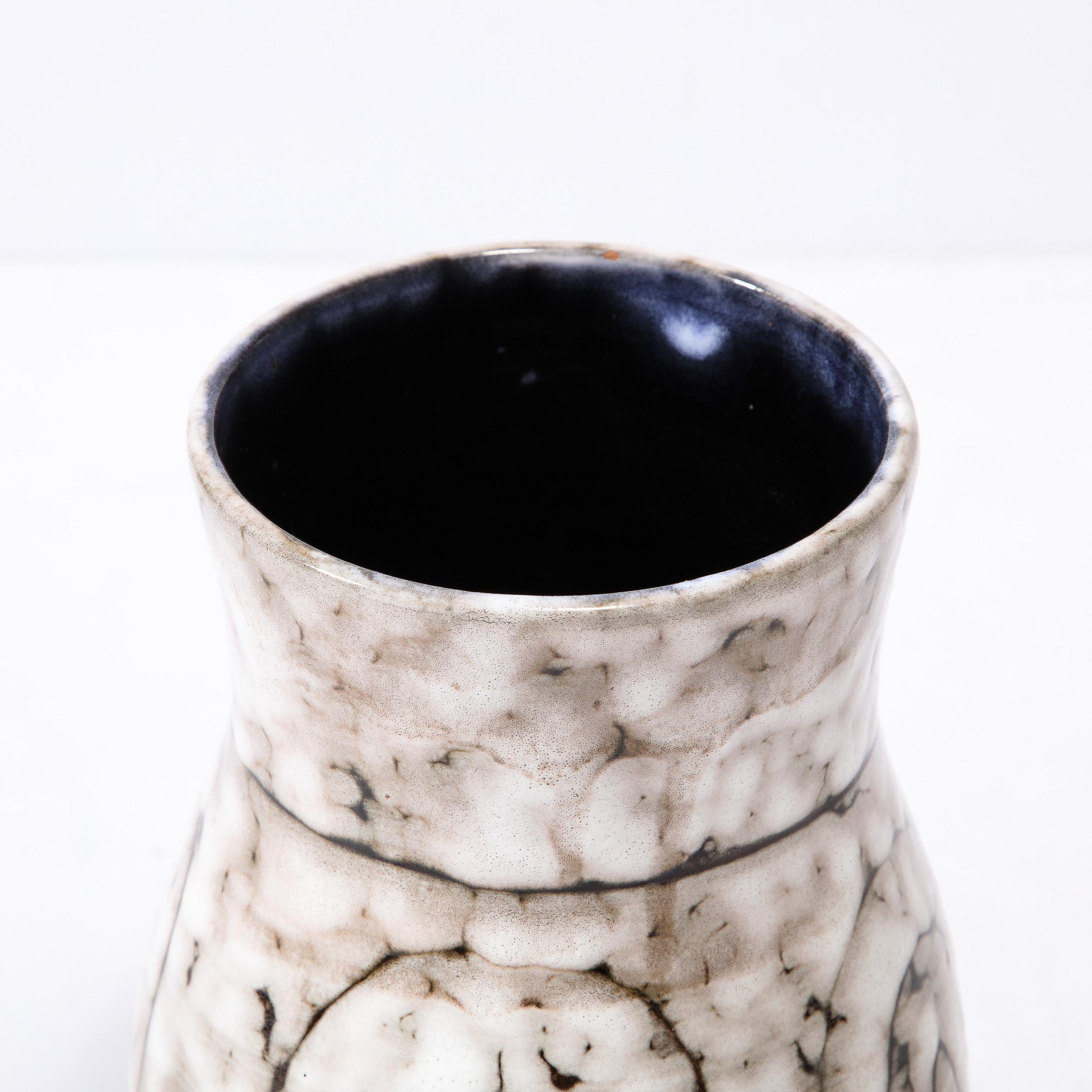 Vase en céramique blanche et terre cuite moderniste du milieu du siècle dernier avec motif enroulé  en vente 5