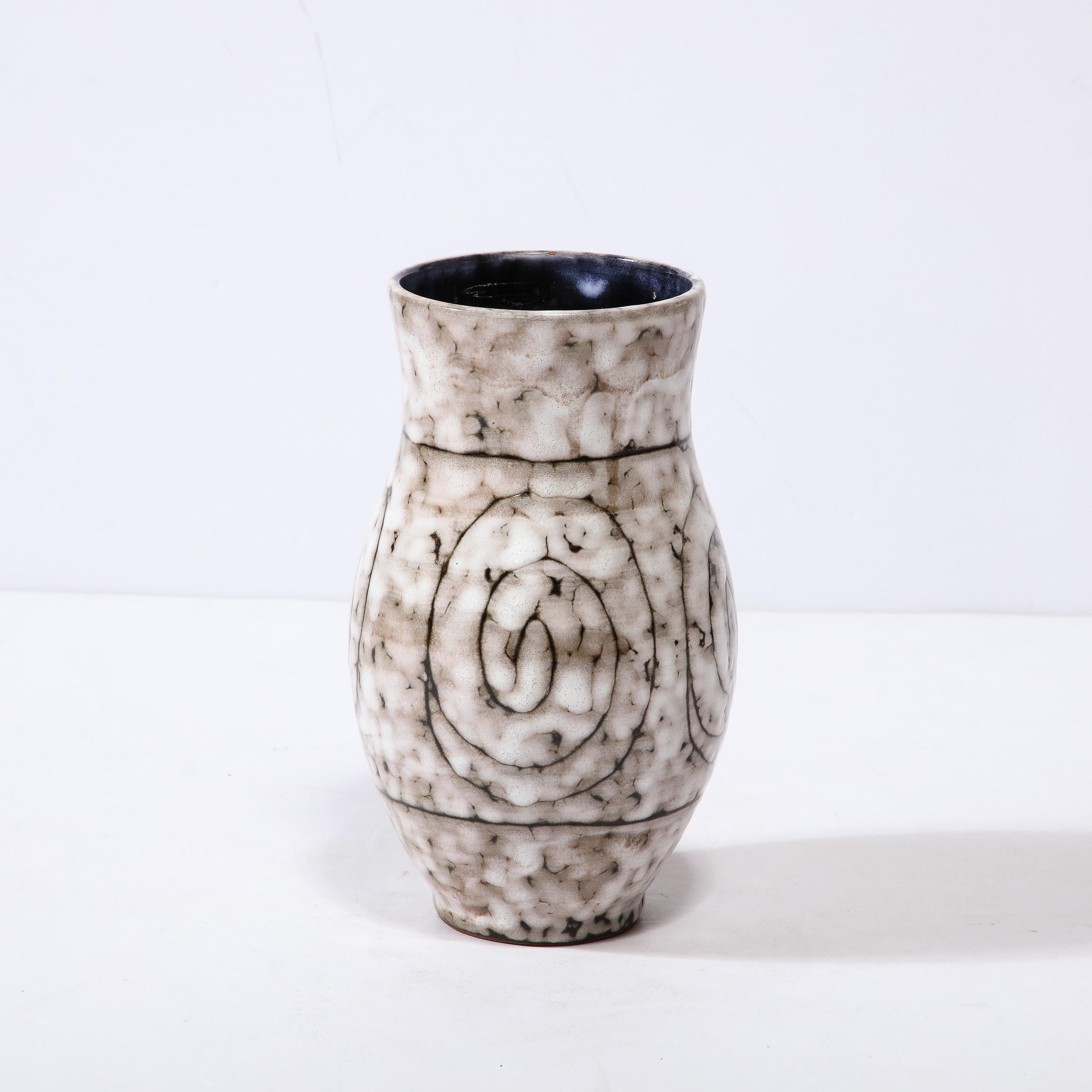 Ce vase en céramique moderniste du milieu du siècle avec motif enroulé est un bel exemple de céramique européenne d'après-guerre, réalisé à Hódmezovasarhely Majolikagyár, en Hongrie, vers 1960. Avec une finition texturale étonnante composée de blanc