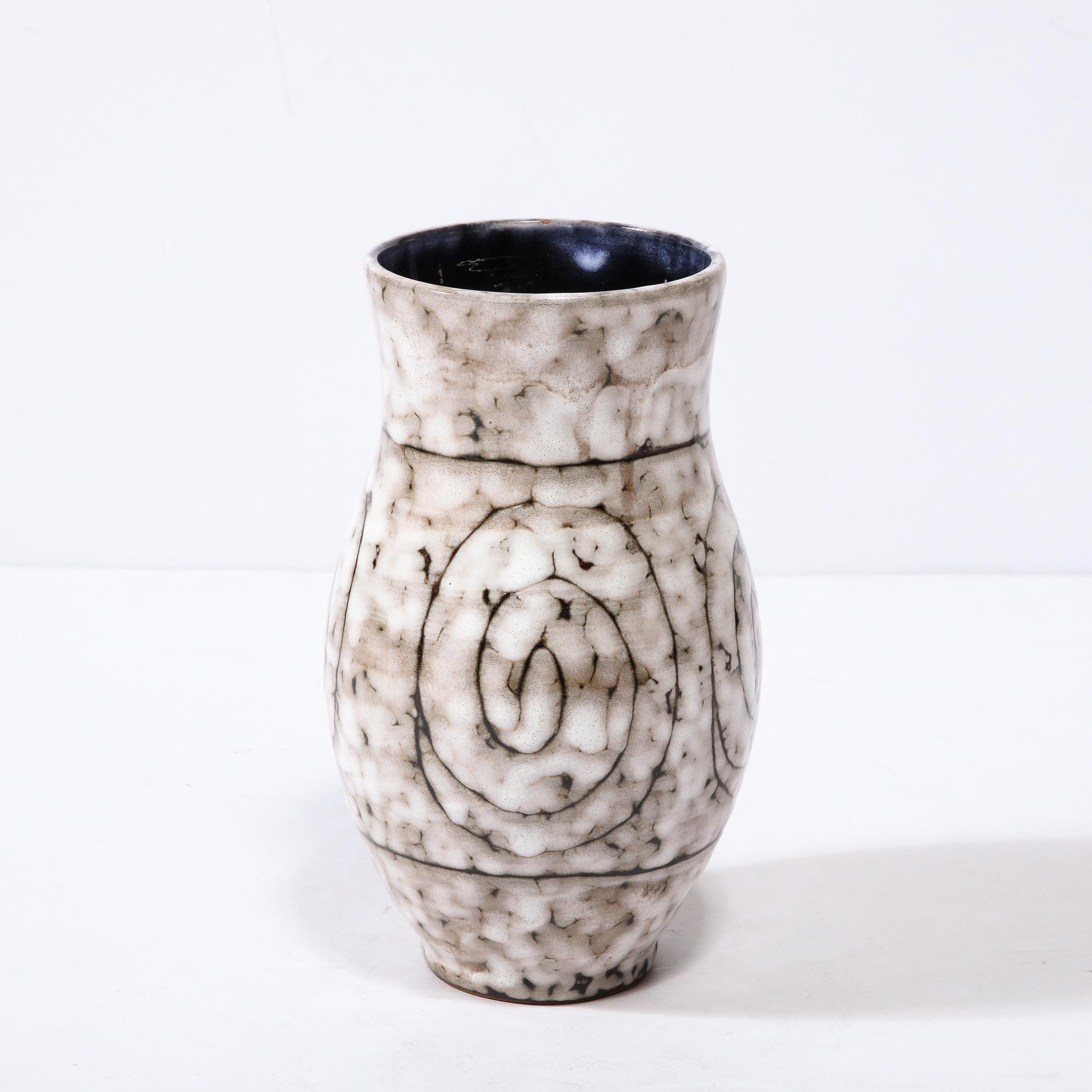 Vernissé Vase en céramique blanche et terre cuite moderniste du milieu du siècle dernier avec motif enroulé  en vente