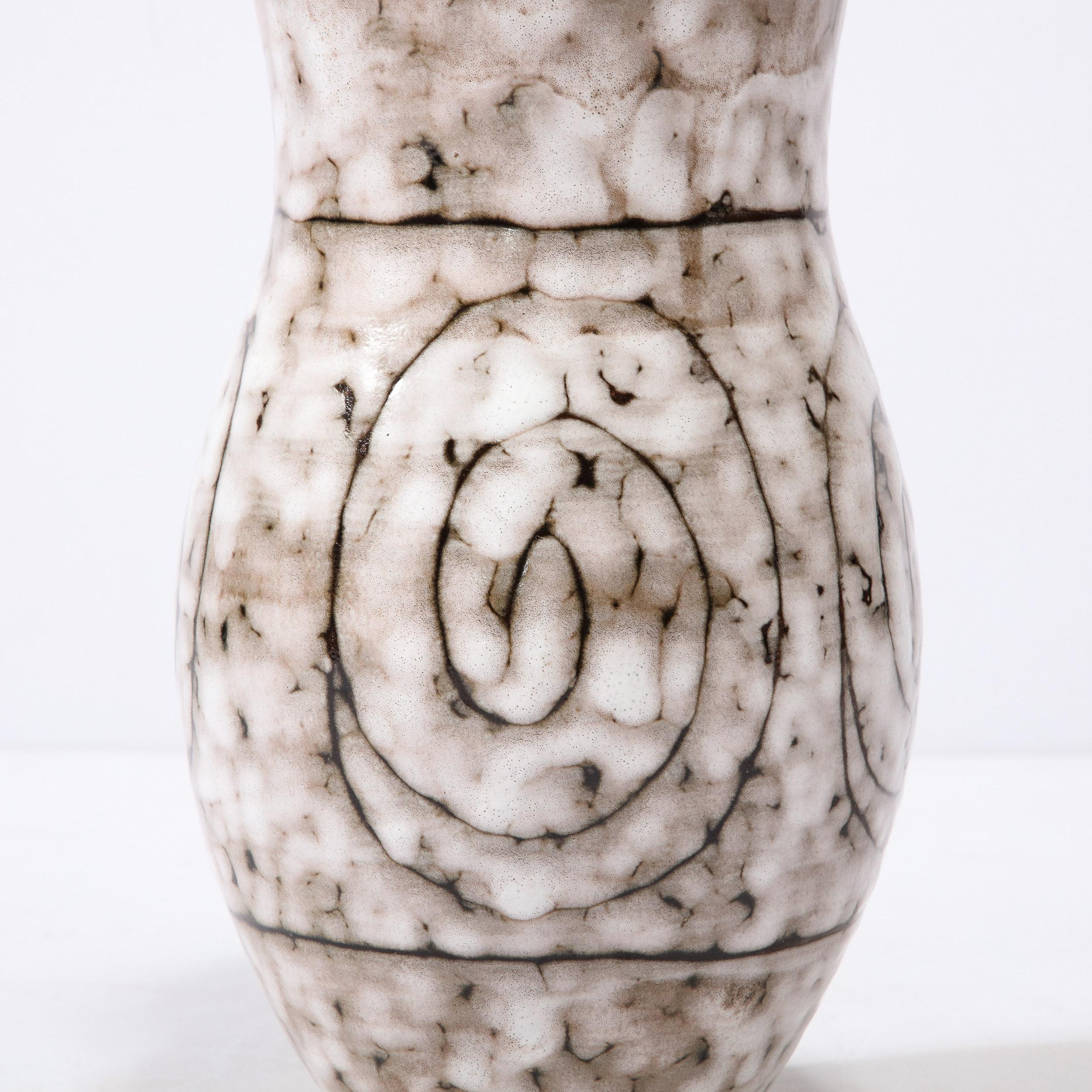 Milieu du XXe siècle Vase en céramique blanche et terre cuite moderniste du milieu du siècle dernier avec motif enroulé  en vente