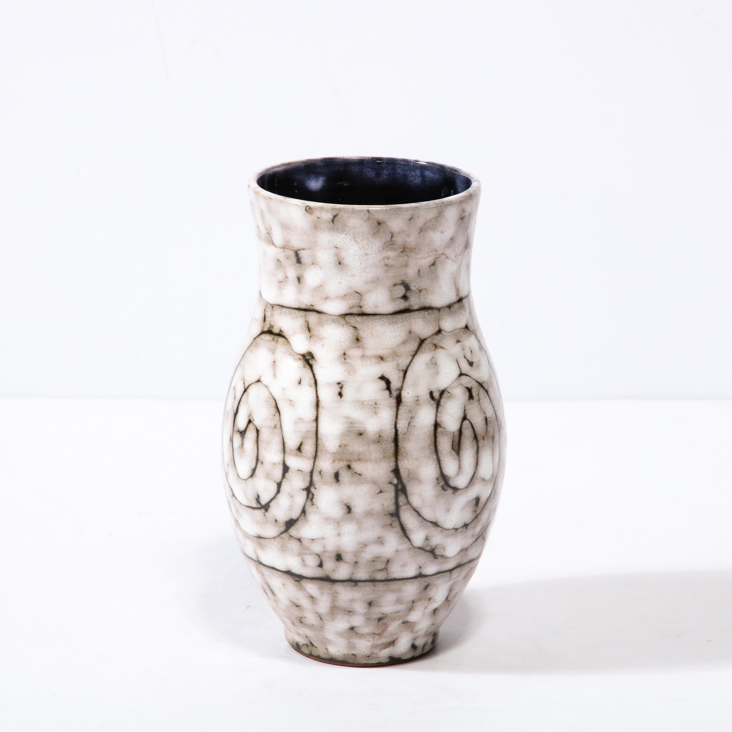 Céramique Vase en céramique blanche et terre cuite moderniste du milieu du siècle dernier avec motif enroulé  en vente