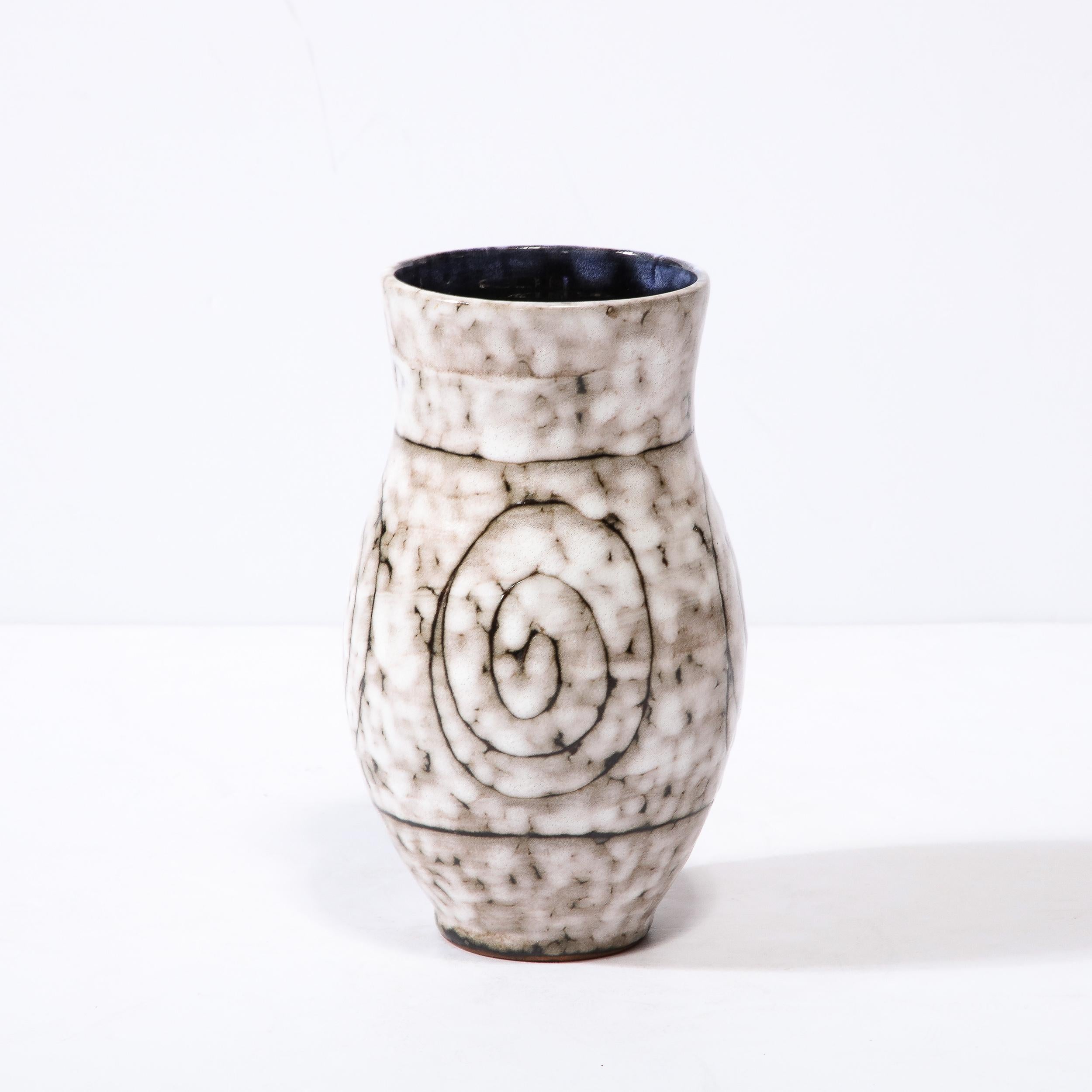Vase en céramique blanche et terre cuite moderniste du milieu du siècle dernier avec motif enroulé  en vente 1