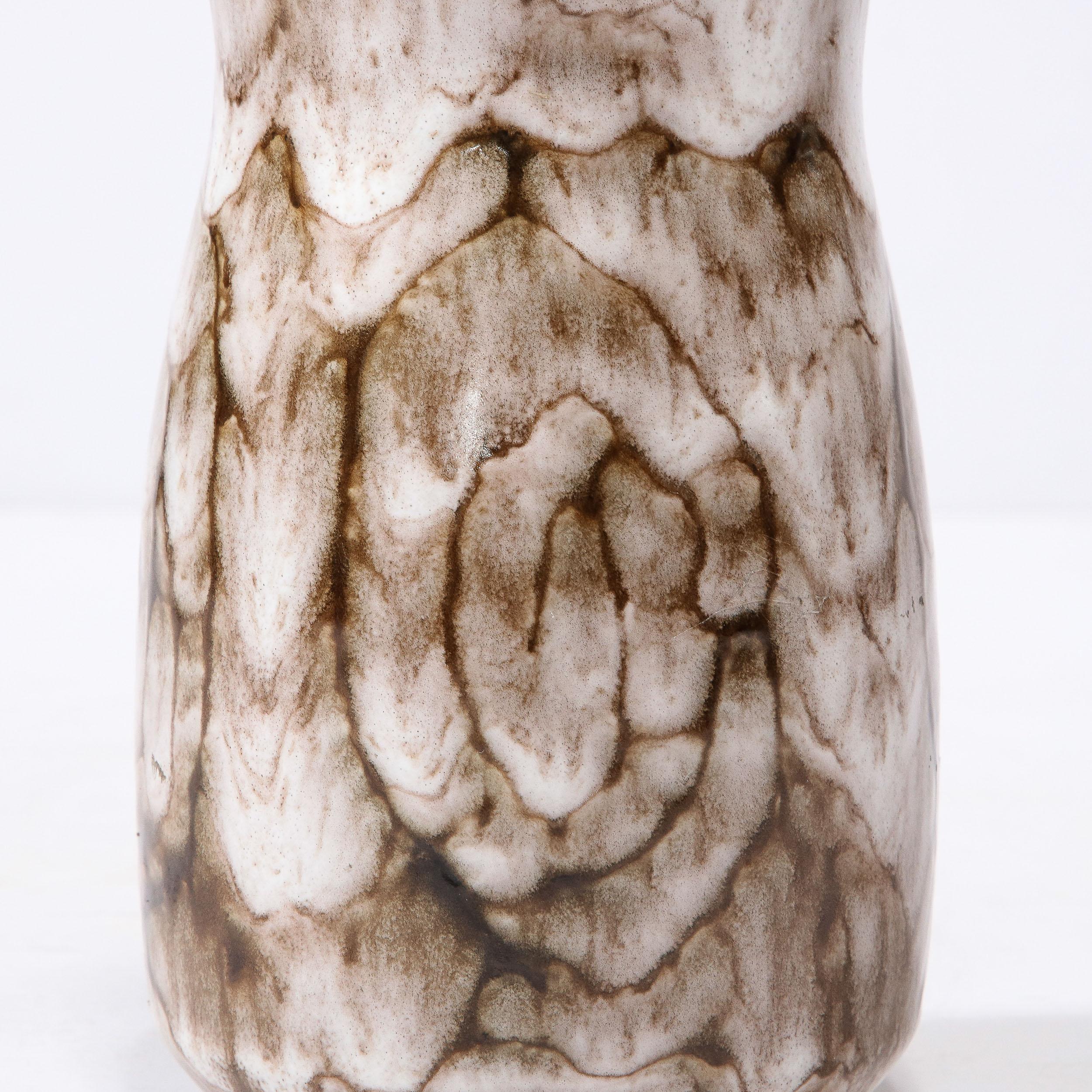Hongrois Vase en céramique blanche et terre cuite moderniste du milieu du siècle dernier avec motif en spirale  en vente