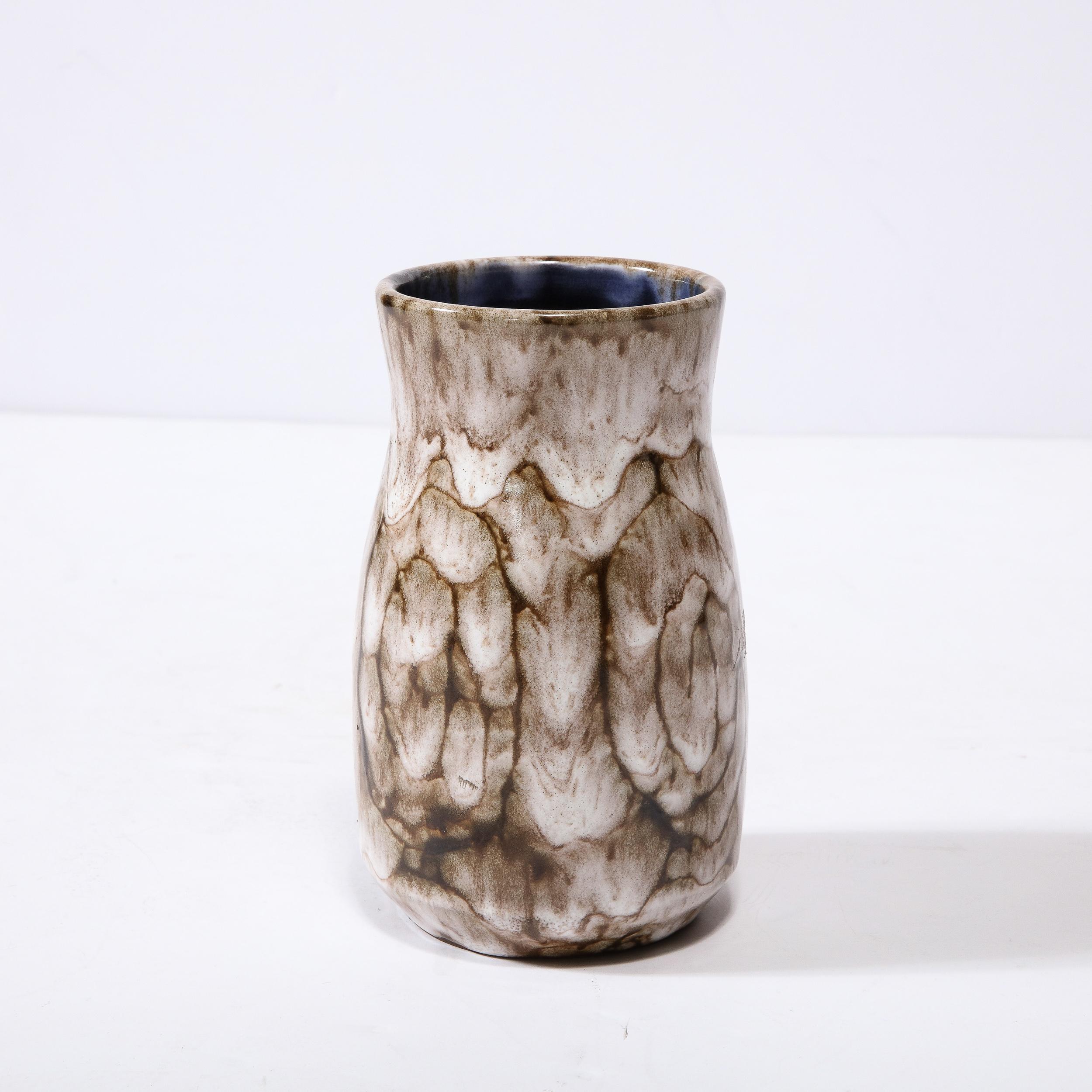 Vernissé Vase en céramique blanche et terre cuite moderniste du milieu du siècle dernier avec motif en spirale  en vente